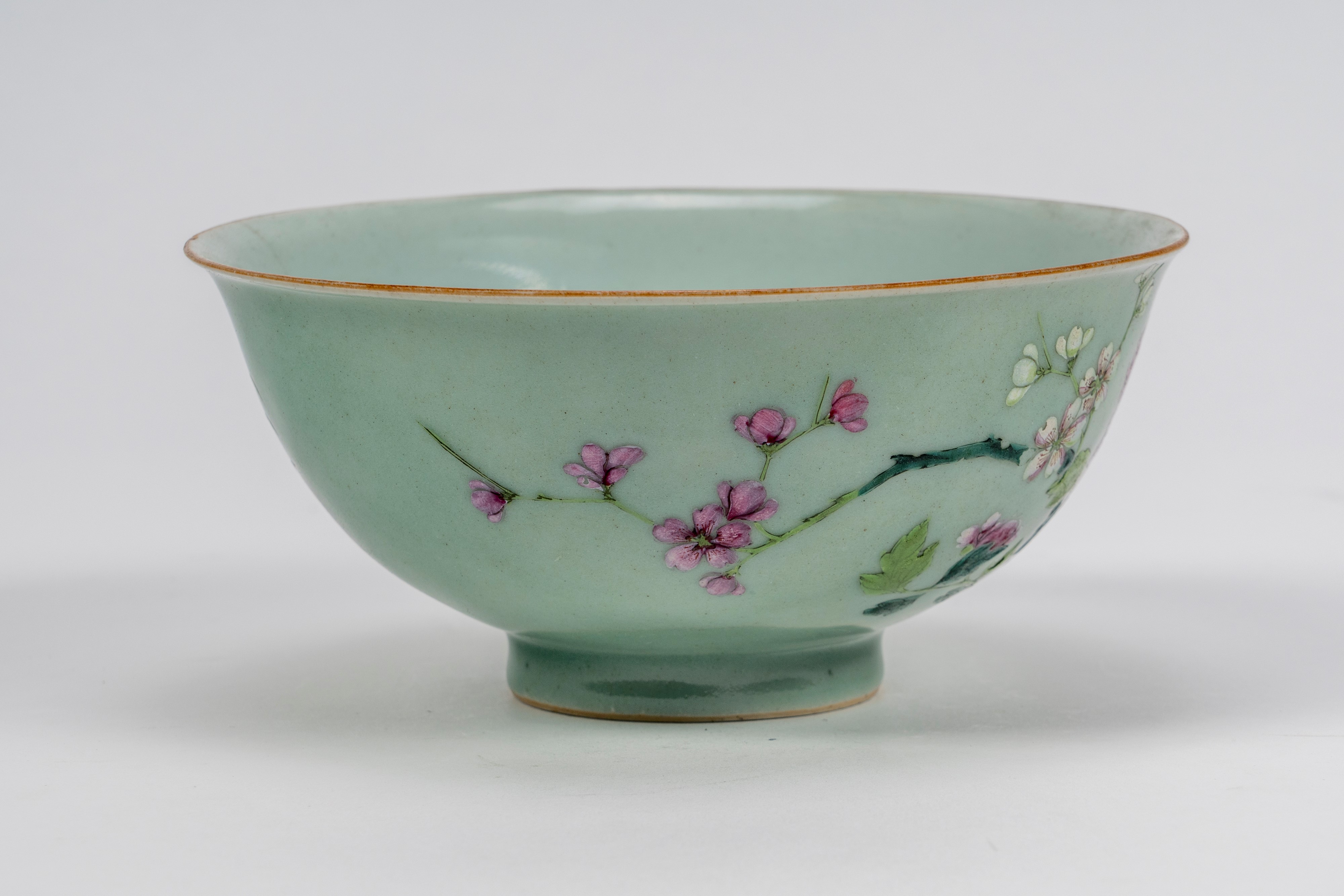 Ciotola in porcellana famiglia rosa a fondo celadon, Cina, dinastia Qing