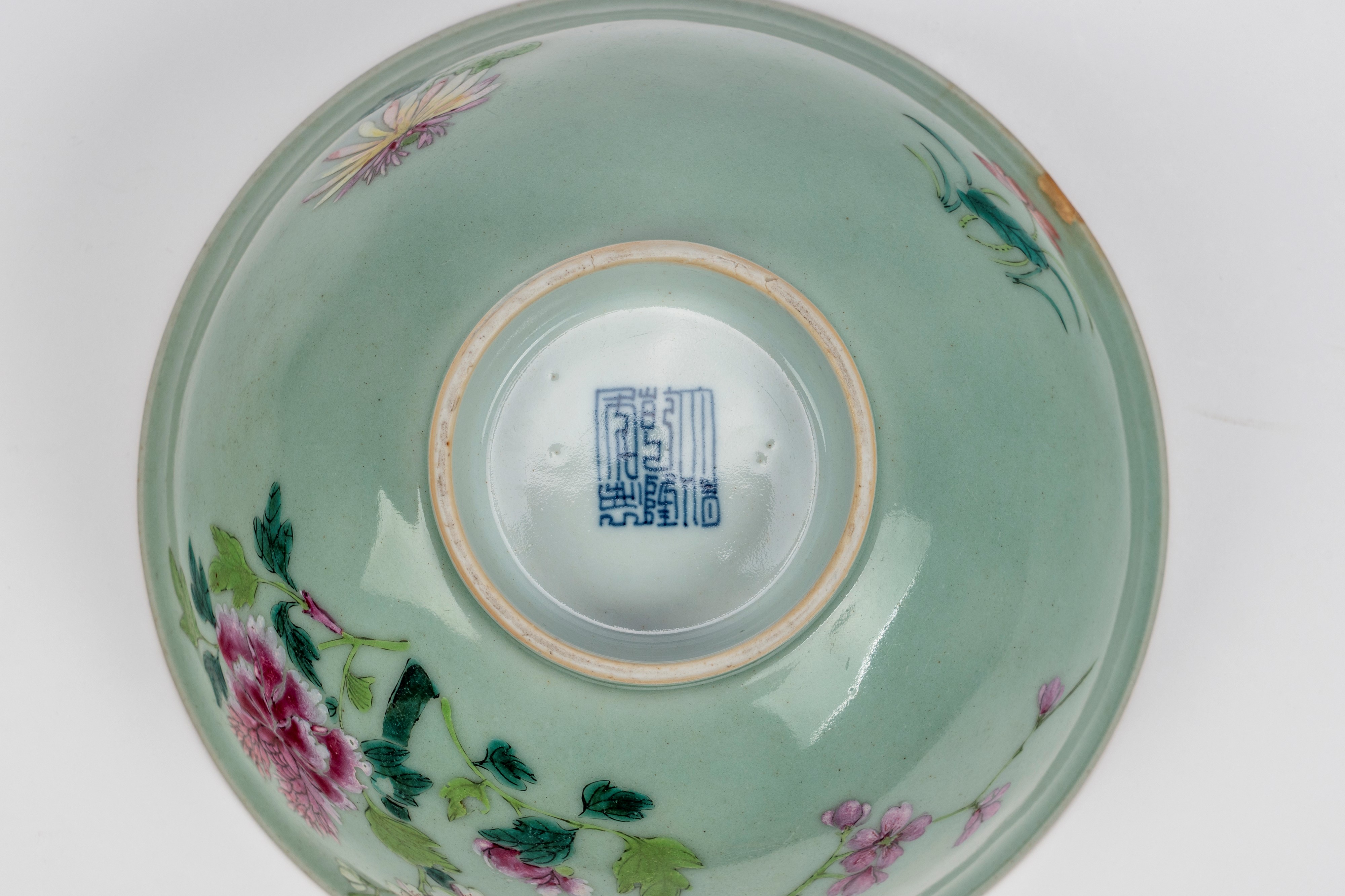 Ciotola in porcellana famiglia rosa a fondo celadon, Cina, dinastia Qing