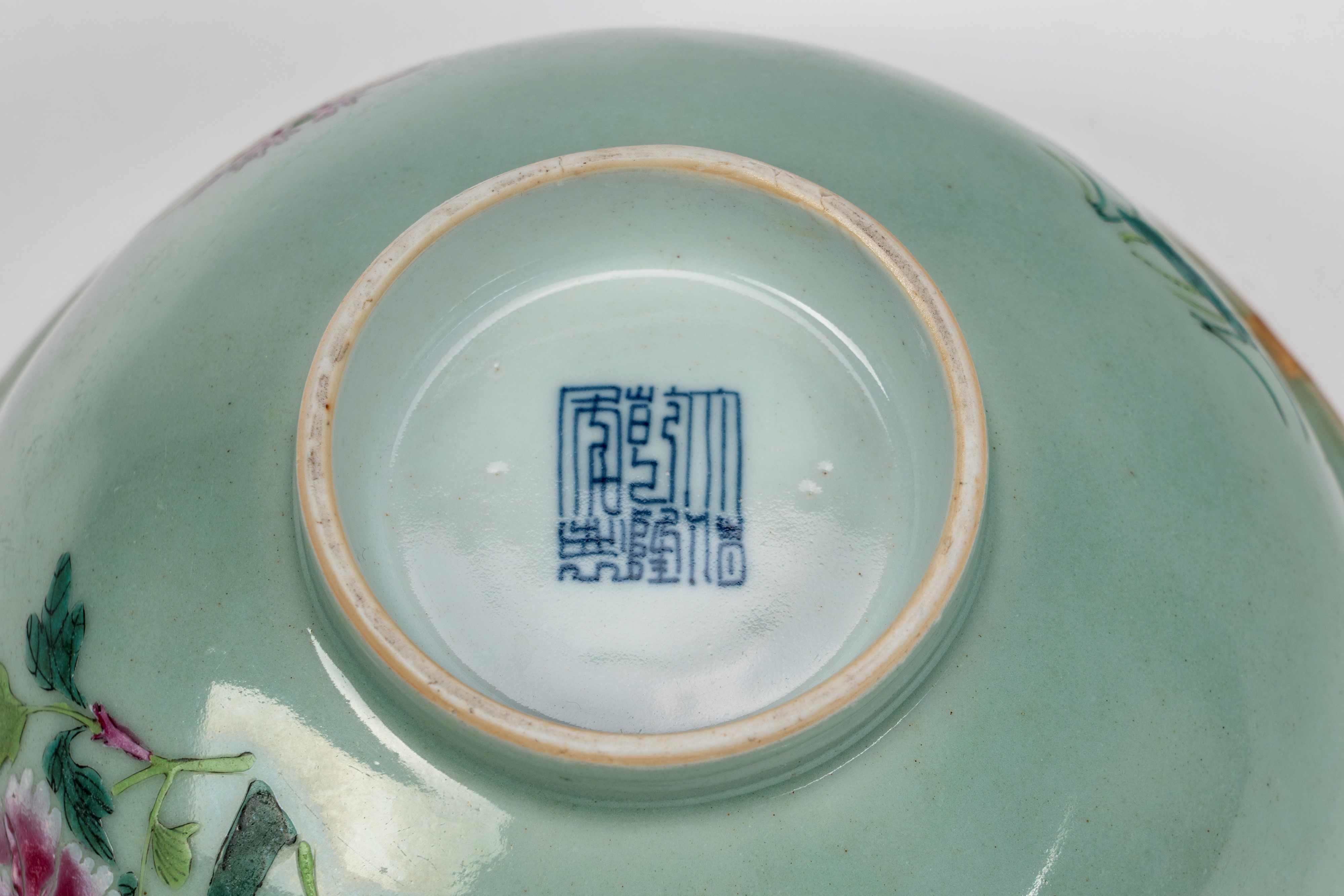 Ciotola in porcellana famiglia rosa a fondo celadon, Cina, dinastia Qing