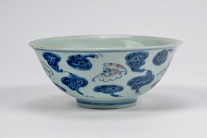 Ciotola in porcellana bianca con blu e rosso sottovetrina con lingzhi e farfalle, Cina, dinastia Qing