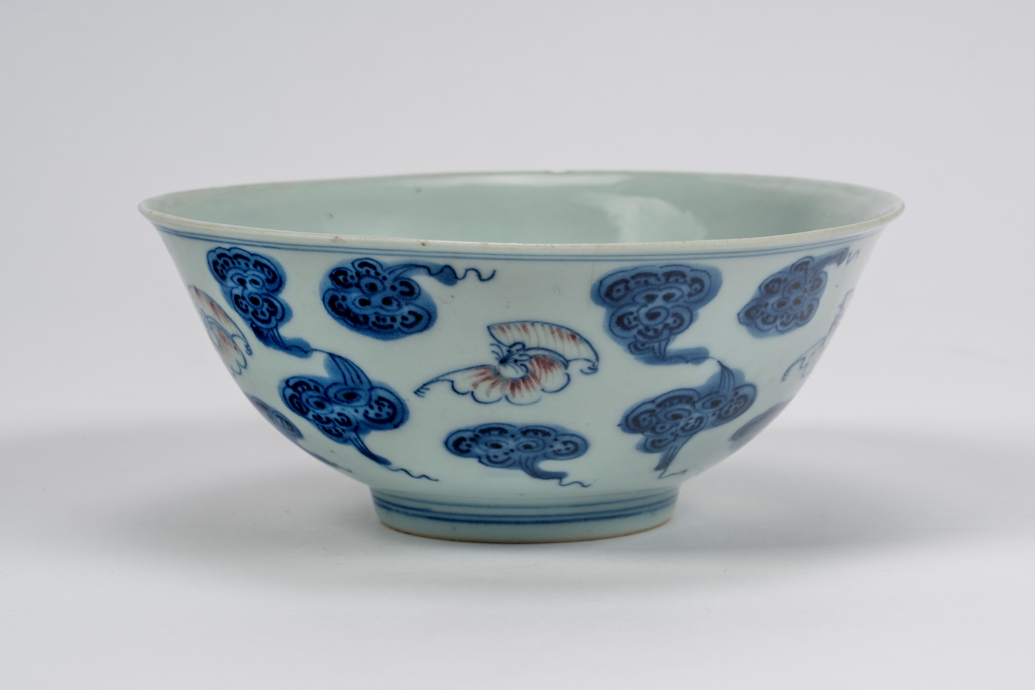 Ciotola in porcellana bianca con blu e rosso sottovetrina con lingzhi e farfalle, Cina, dinastia ...