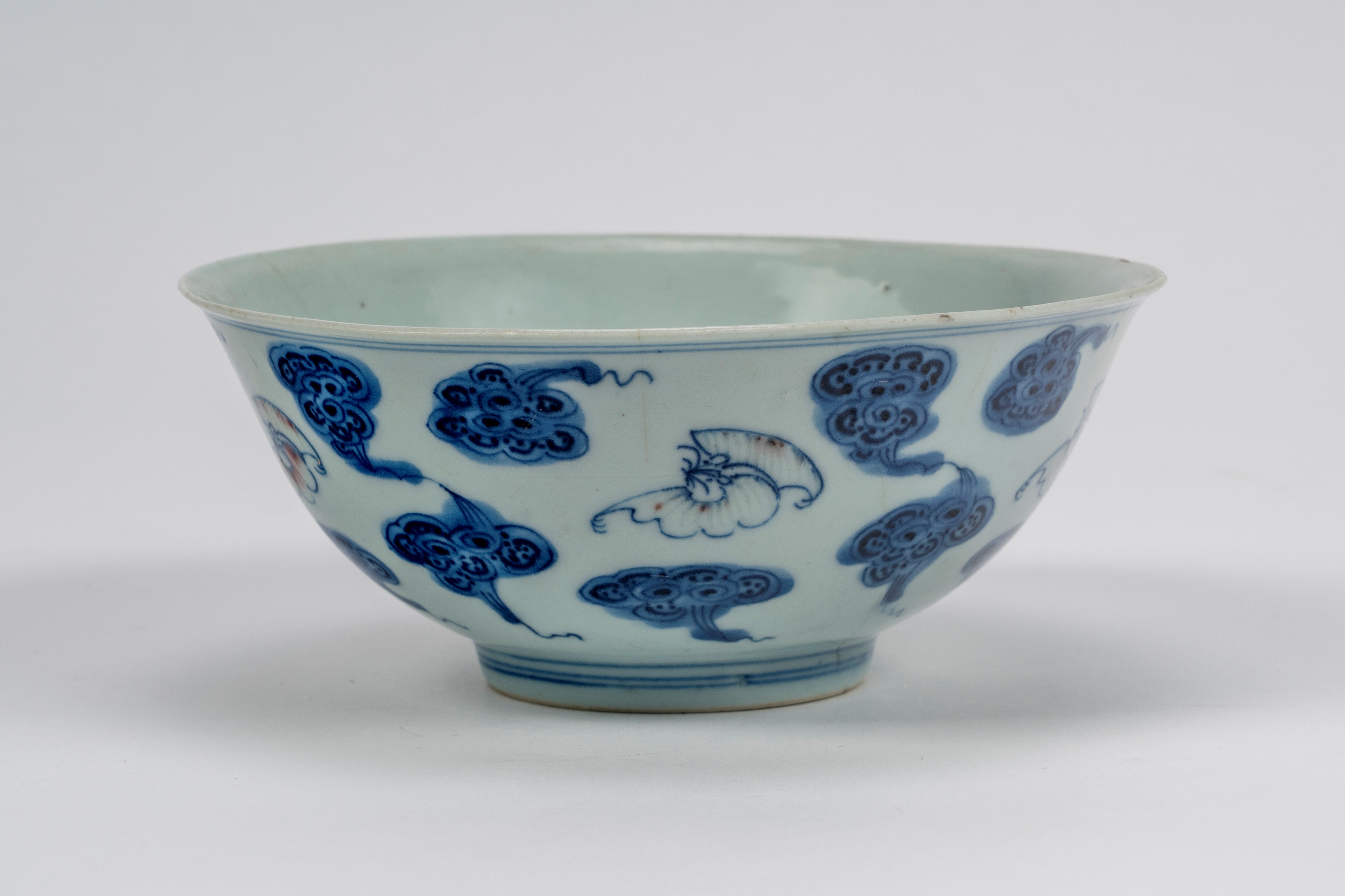 Ciotola in porcellana bianca con blu e rosso sottovetrina con lingzhi e farfalle, Cina, dinastia ...