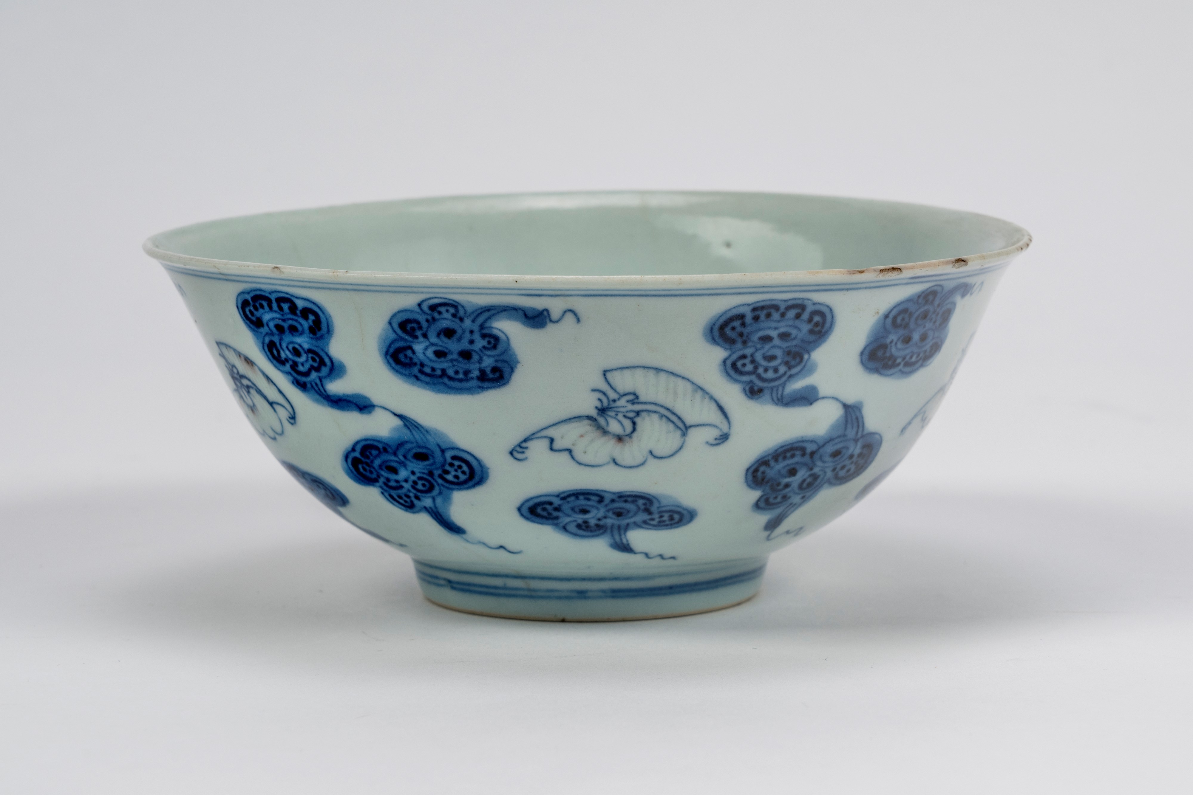 Ciotola in porcellana bianca con blu e rosso sottovetrina con lingzhi e farfalle, Cina, dinastia ...