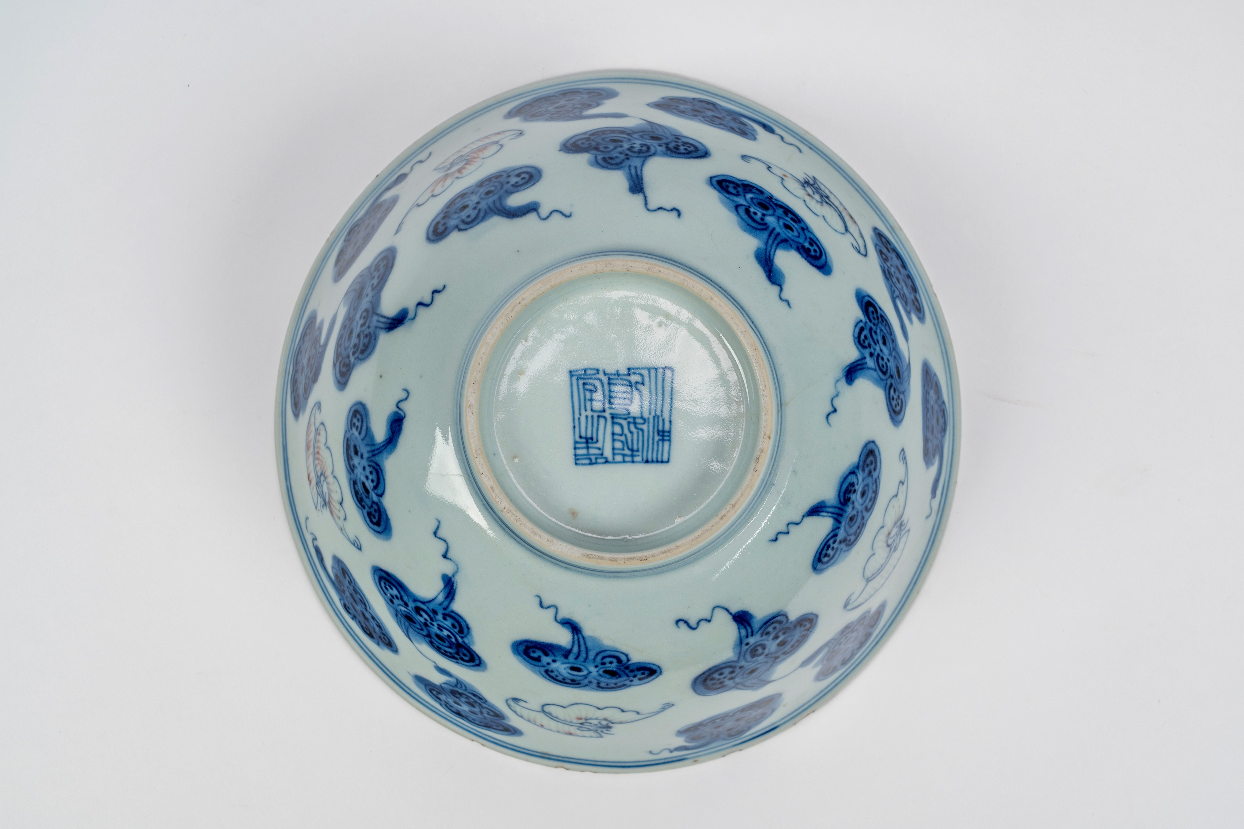 Ciotola in porcellana bianca con blu e rosso sottovetrina con lingzhi e farfalle, Cina, dinastia ...