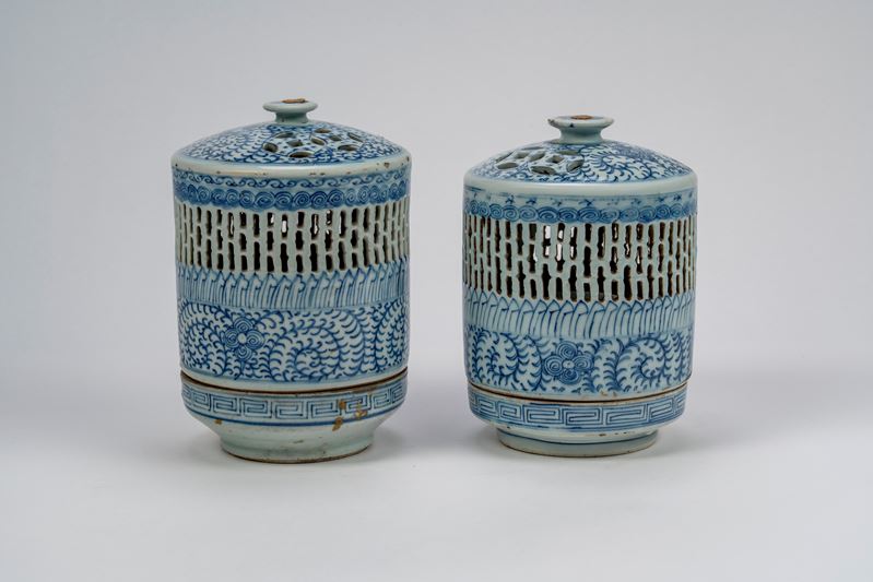 Due grandi lanterne in porcellana bianca e blu, Cina, Tarda dinastia Qing / Periodo della Repubbl...