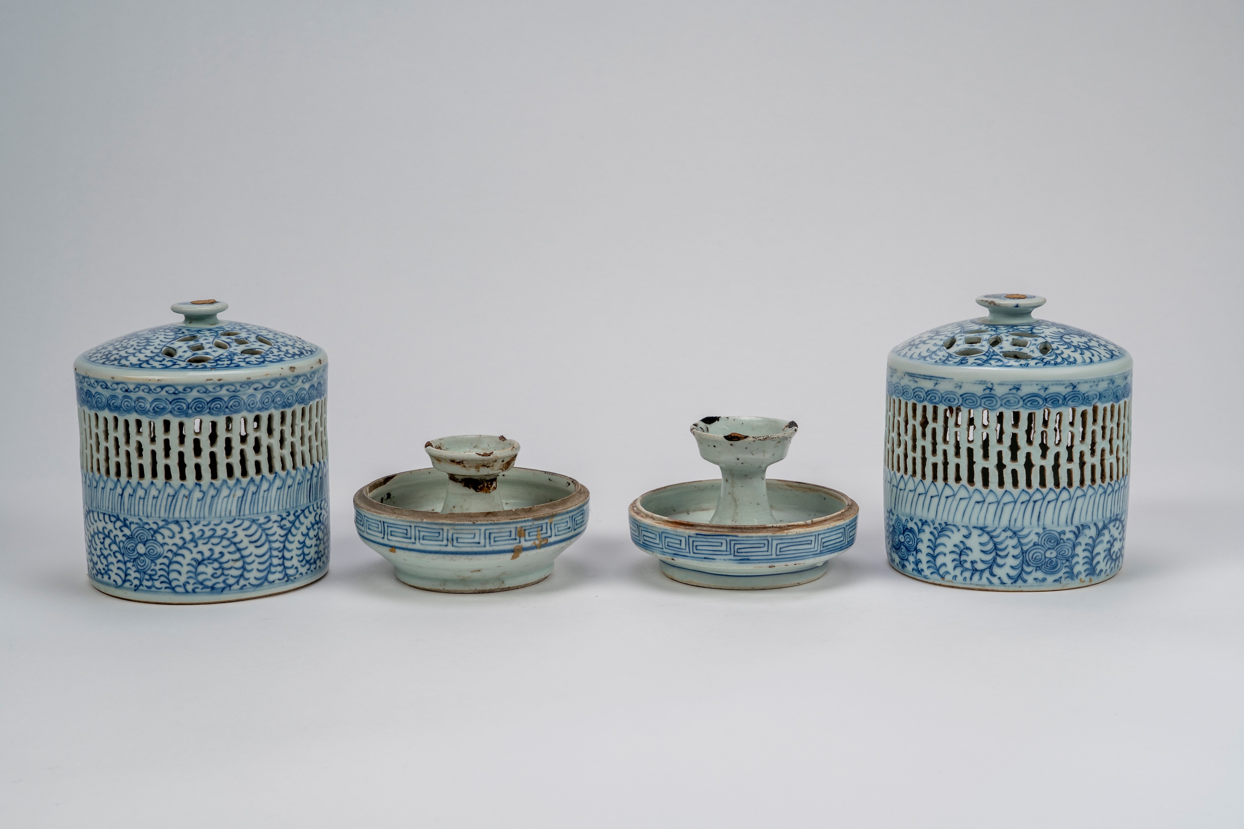 Due grandi lanterne in porcellana bianca e blu, Cina, Tarda dinastia Qing / Periodo della Repubbl...