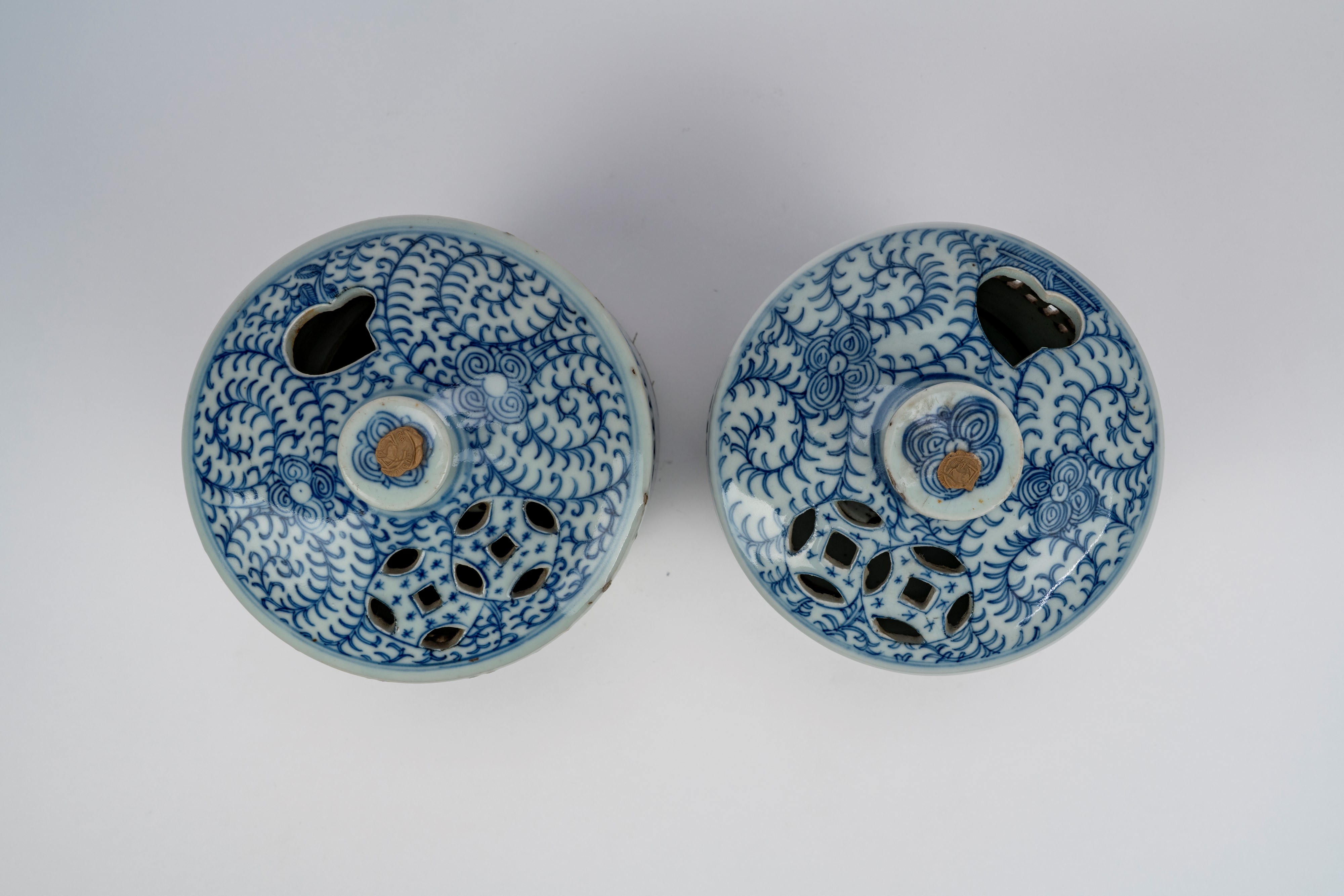 Due grandi lanterne in porcellana bianca e blu, Cina, Tarda dinastia Qing / Periodo della Repubbl...