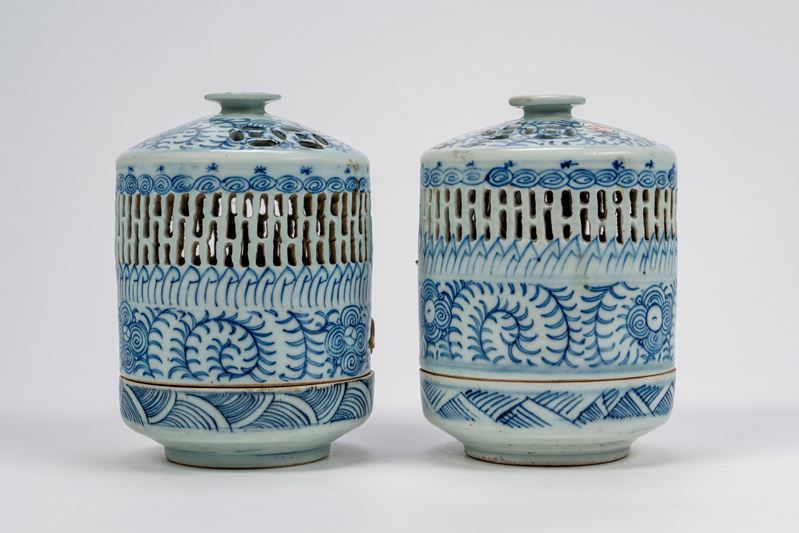 Due piccole lanterne in porcellana bianca e blu, Cina, Tarda dinastia Qing / Periodo della Repubb...