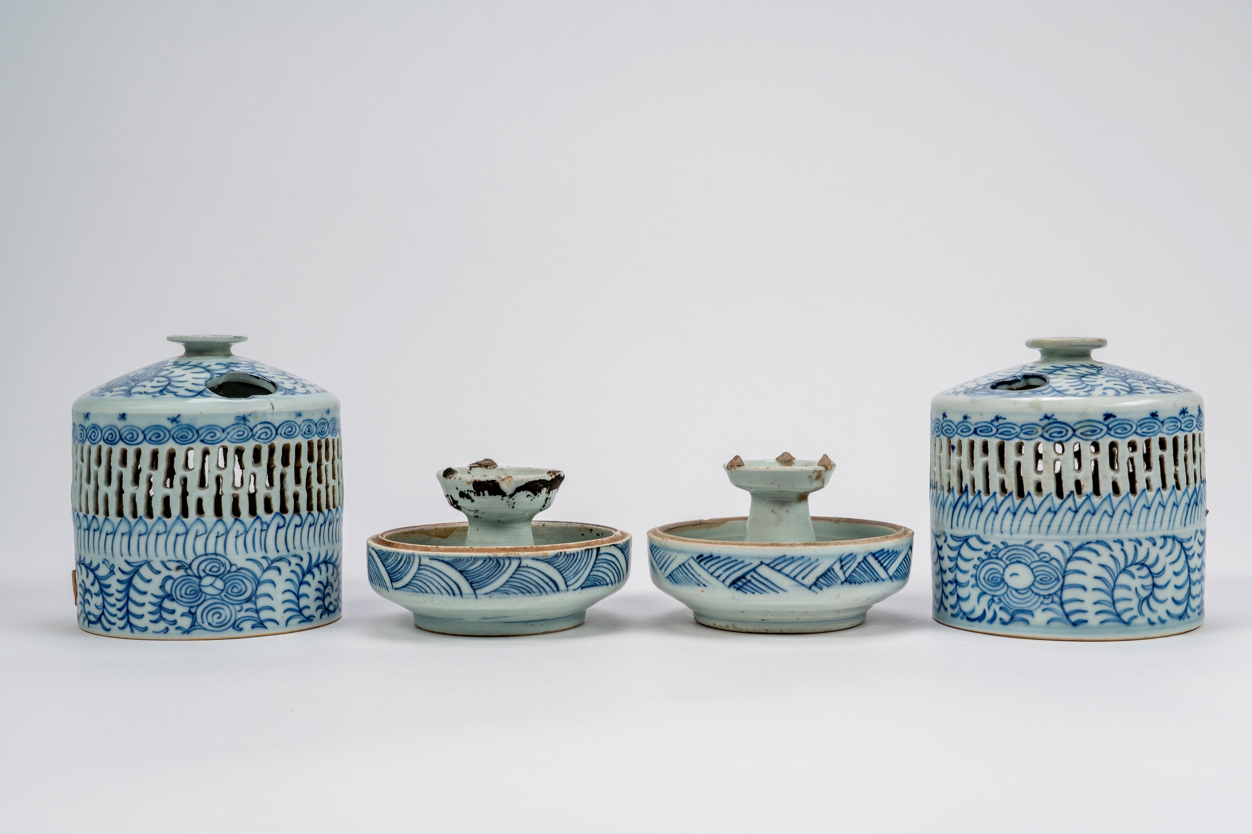 Due piccole lanterne in porcellana bianca e blu, Cina, Tarda dinastia Qing / Periodo della Repubb...