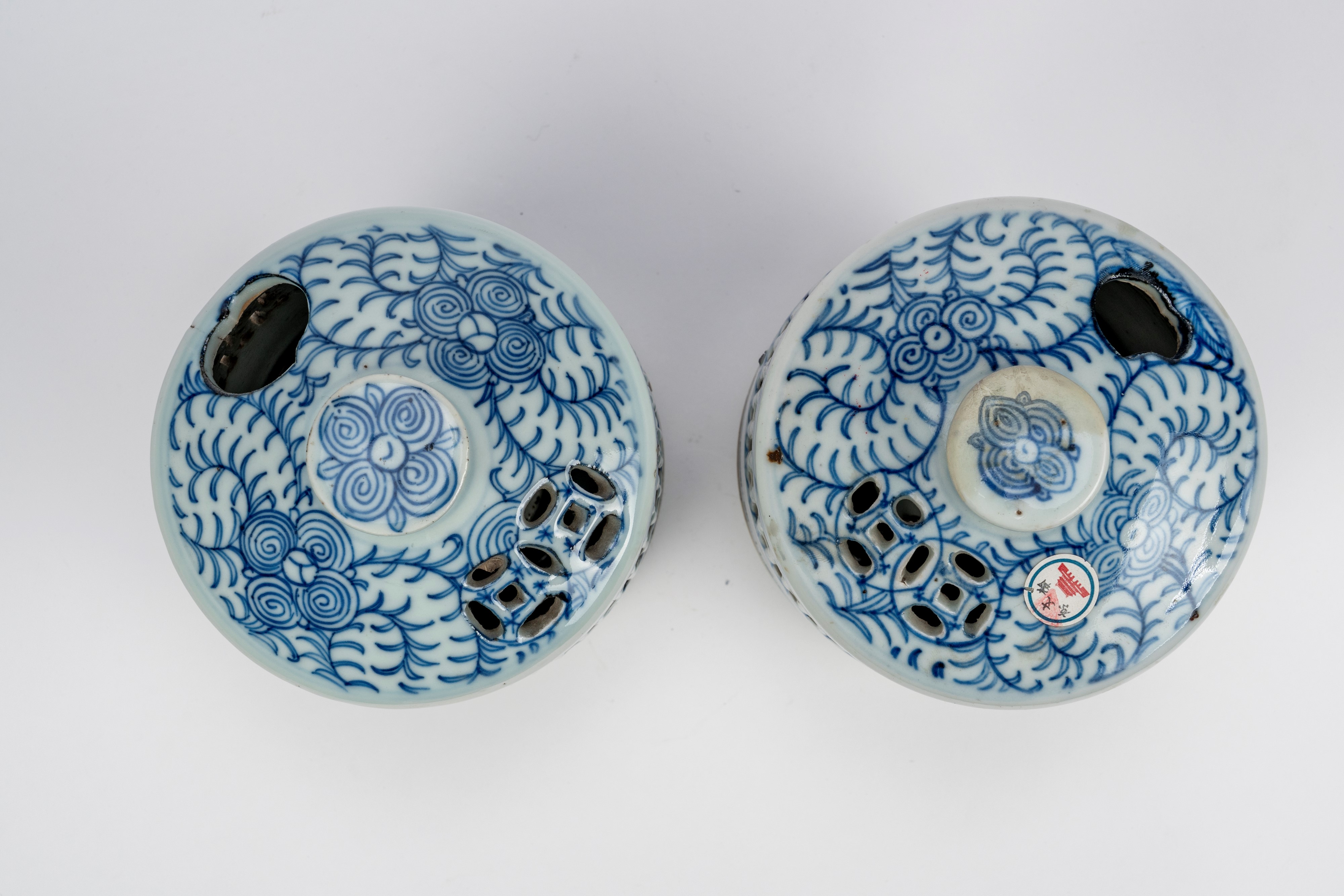 Due piccole lanterne in porcellana bianca e blu, Cina, Tarda dinastia Qing / Periodo della Repubb...