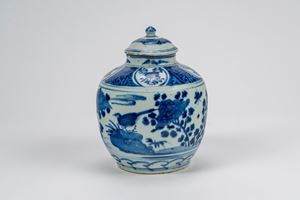 Vaso con coperchio in porcellana bianco-blu con scene di uccelli e paesaggio Cina, dinastia Ming&ndash;Qing, XVII secolo