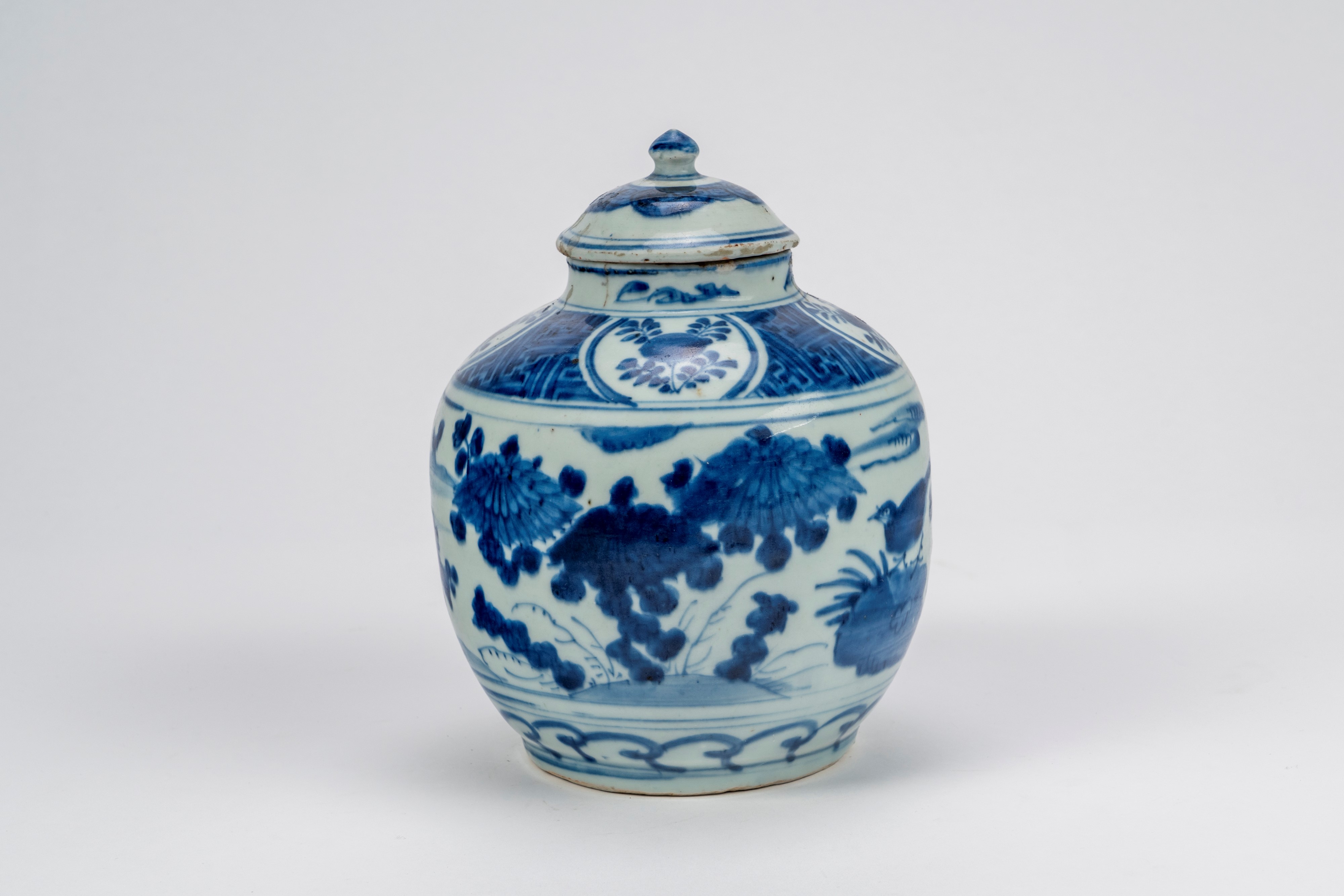 Vaso con coperchio in porcellana bianco-blu con scene di uccelli e paesaggio Cina, dinastia Ming–...