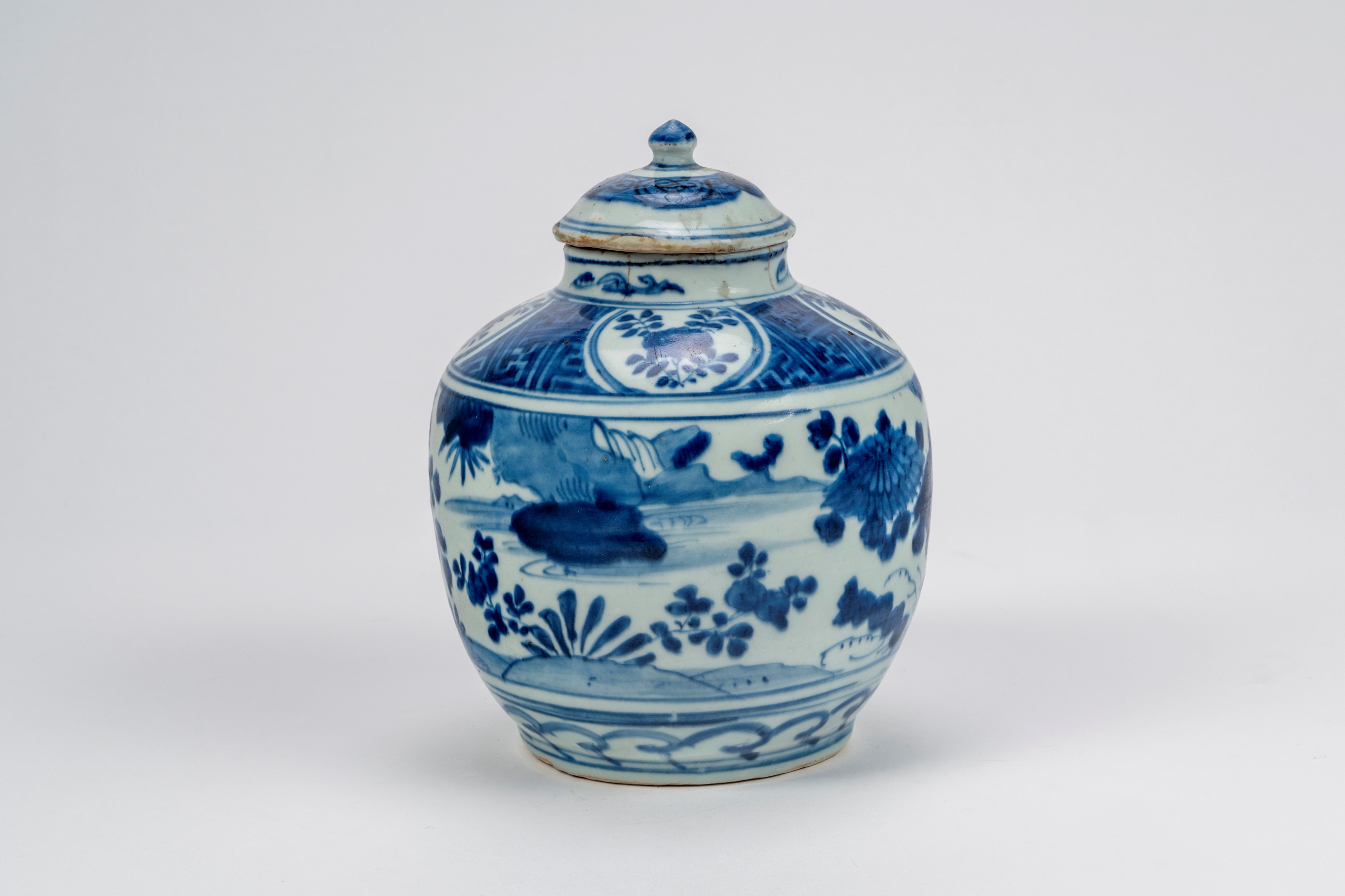 Vaso con coperchio in porcellana bianco-blu con scene di uccelli e paesaggio Cina, dinastia Ming–...