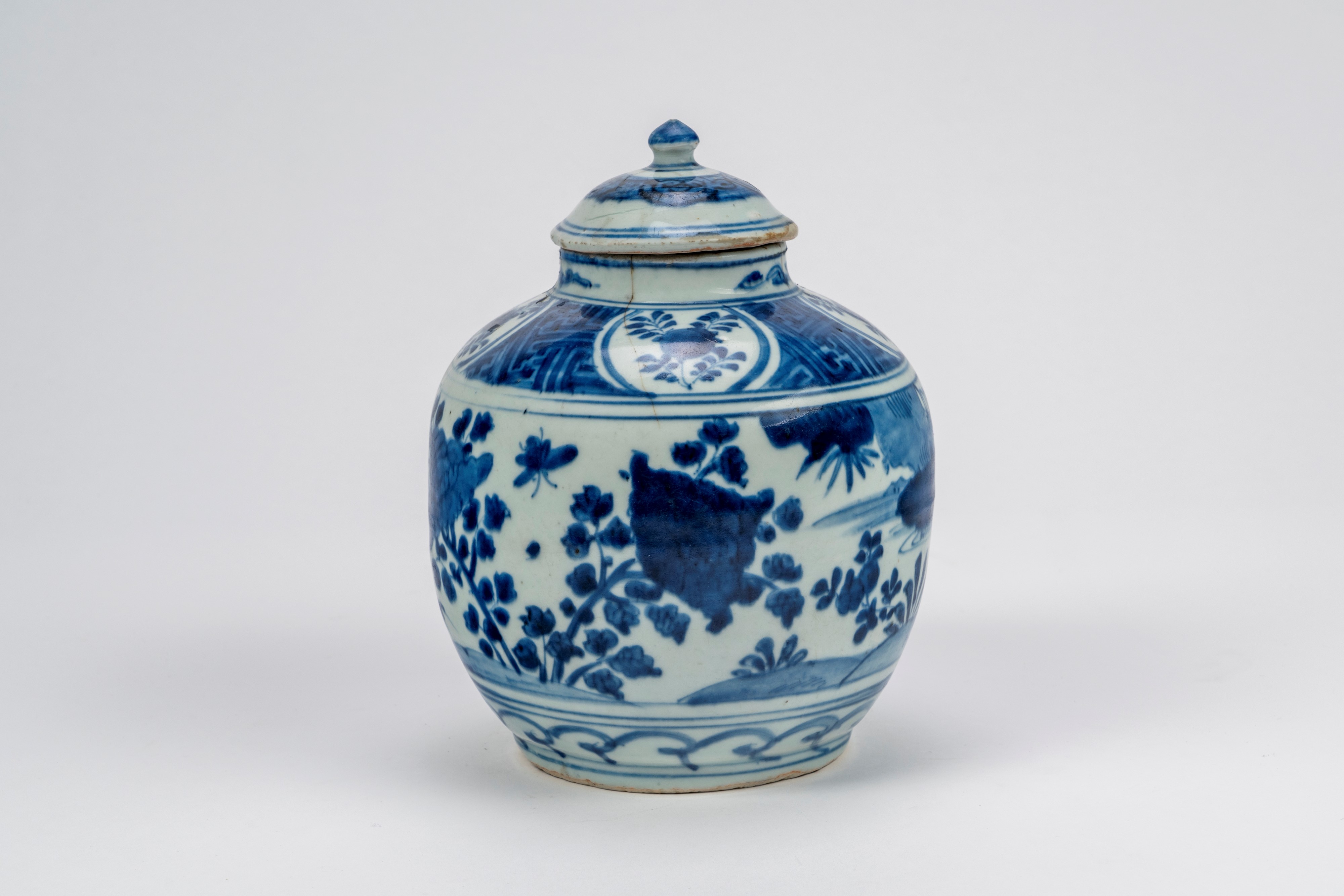 Vaso con coperchio in porcellana bianco-blu con scene di uccelli e paesaggio Cina, dinastia Ming–...