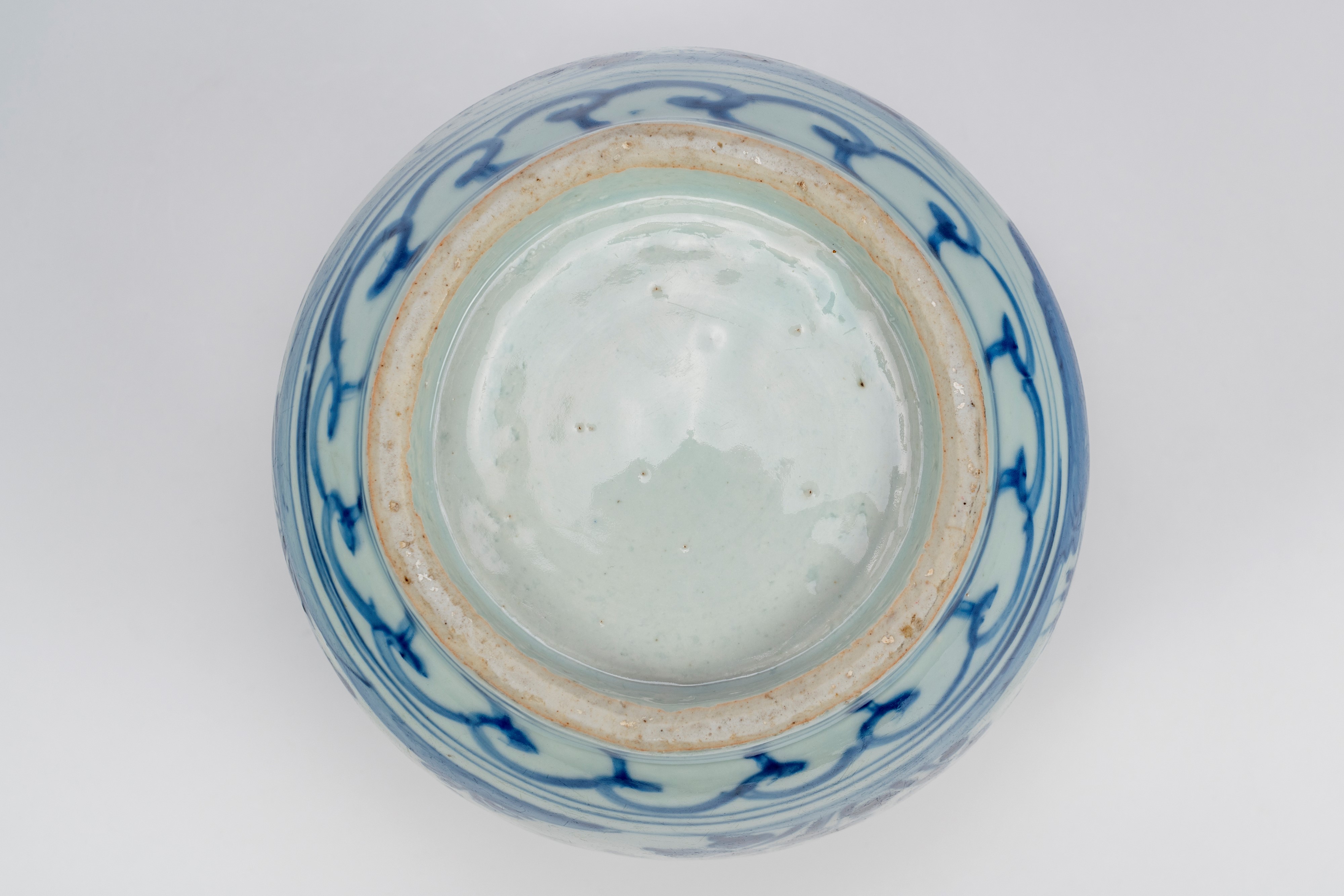 Vaso con coperchio in porcellana bianco-blu con scene di uccelli e paesaggio Cina, dinastia Ming–...