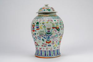 Vaso con coperchio in porcellana famille rose con vasi e oggetti da studio, Cina, XIX secolo