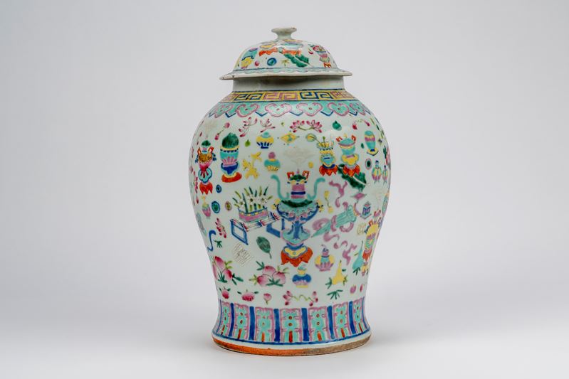 Vaso con coperchio in porcellana famille rose con vasi e oggetti da studio, Cina, XIX secolo