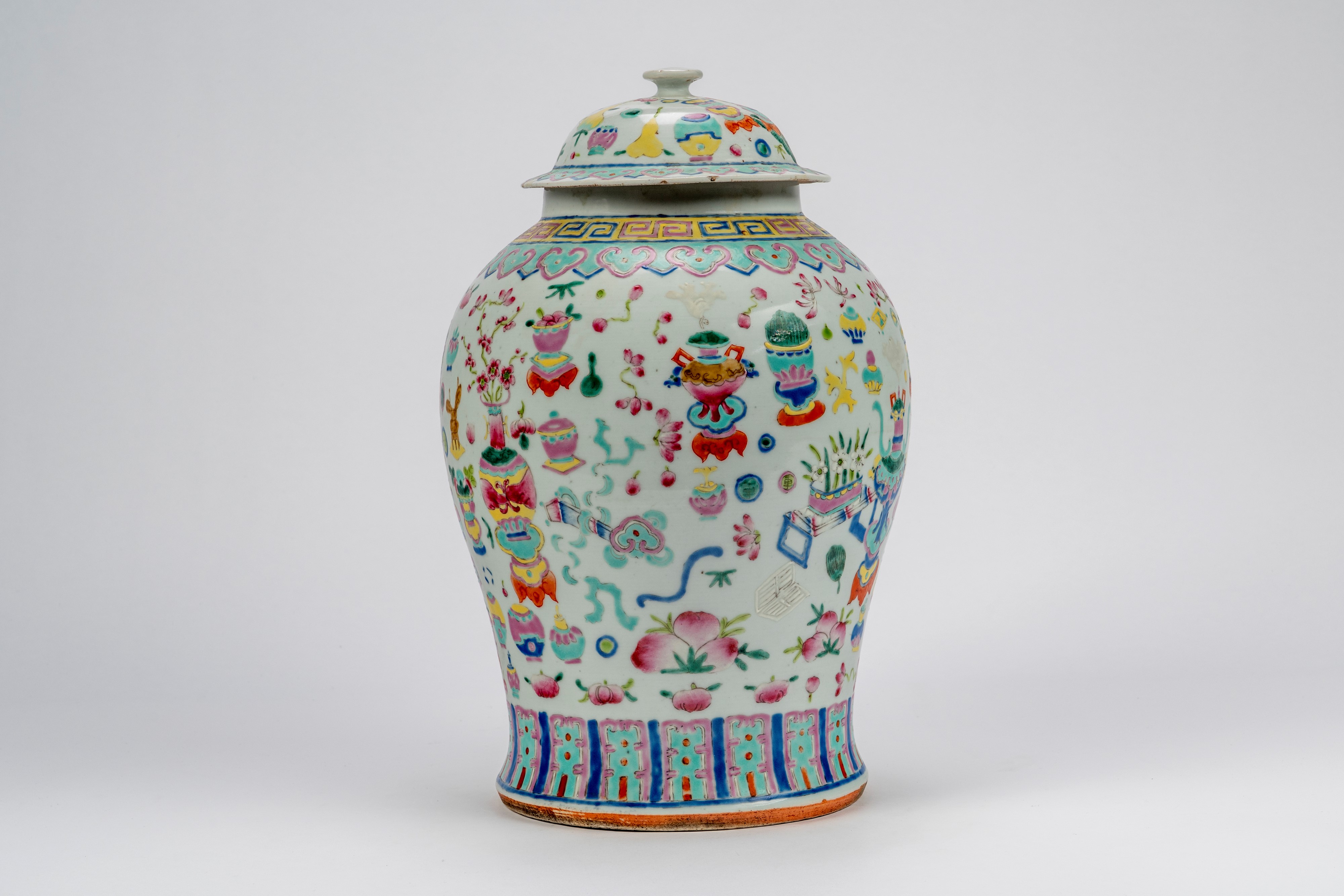 Vaso con coperchio in porcellana famille rose con vasi e oggetti da studio, Cina, XIX secolo