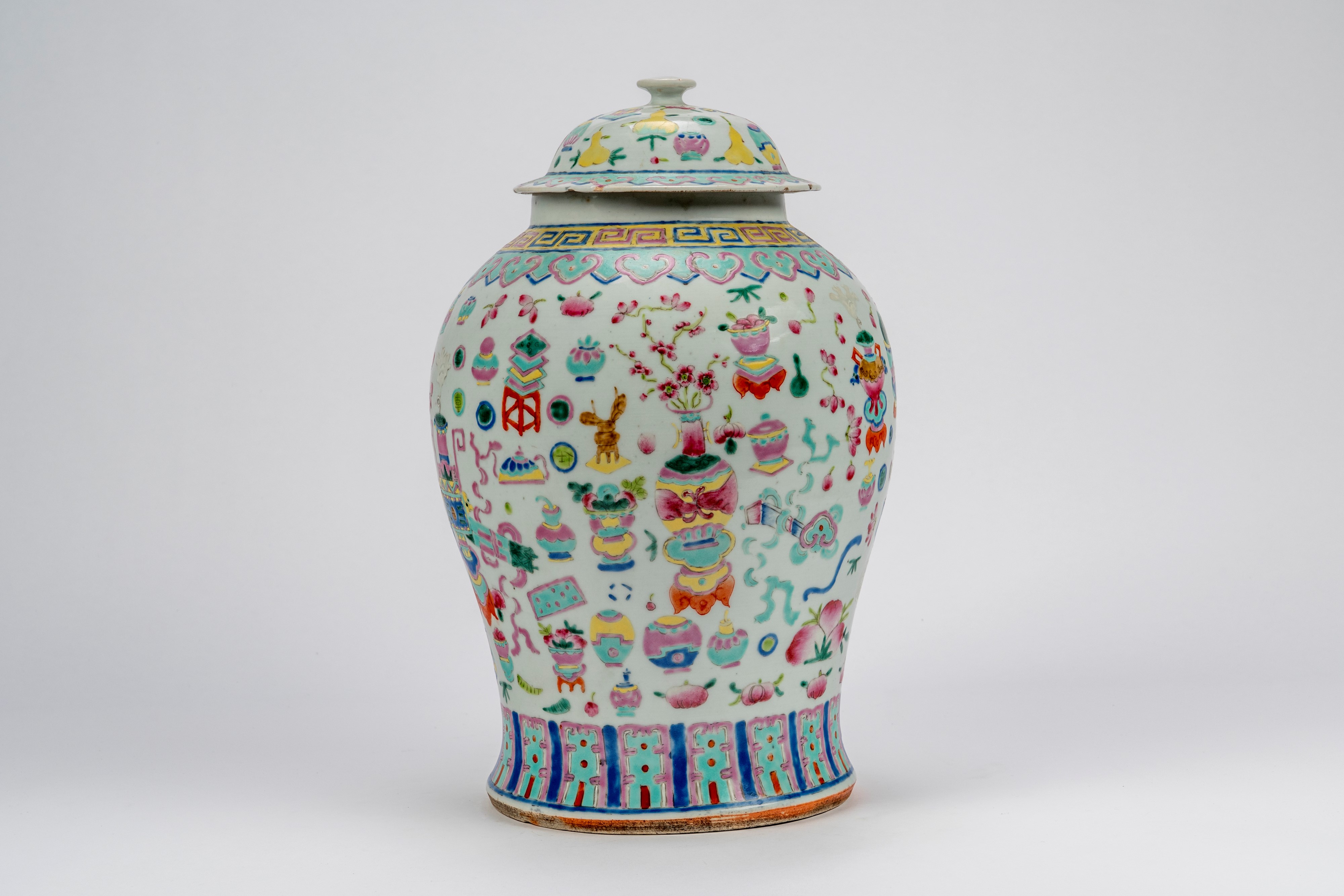 Vaso con coperchio in porcellana famille rose con vasi e oggetti da studio, Cina, XIX secolo