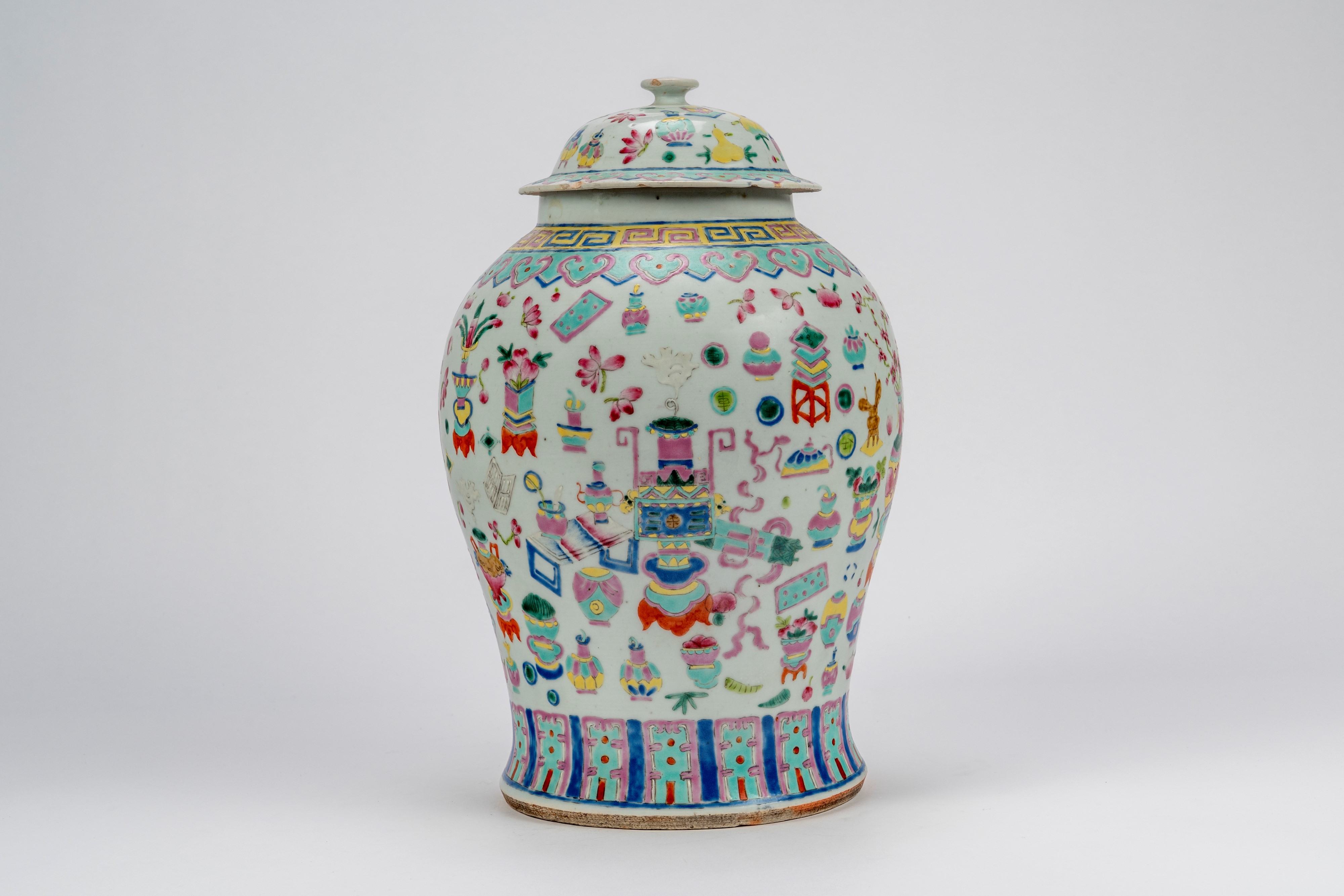 Vaso con coperchio in porcellana famille rose con vasi e oggetti da studio, Cina, XIX secolo