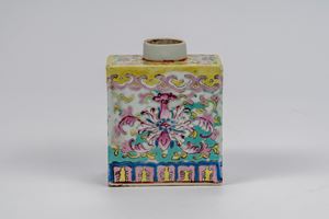 Piccolo contenitore per t&egrave; in porcellana famille rose a corpo prismatico, Cina, dinastia Qing, XVIII&ndash;XIX secolo