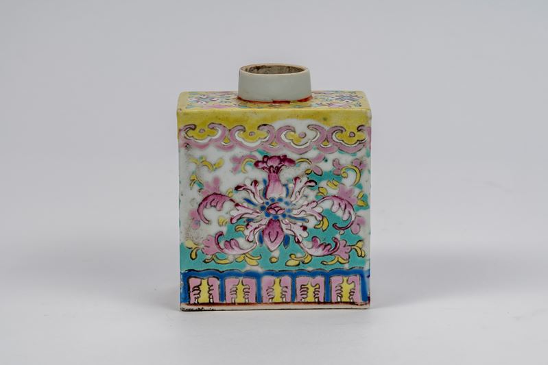 Piccolo contenitore per tè in porcellana famille rose a corpo prismatico, Cina, dinastia Qing, XV...