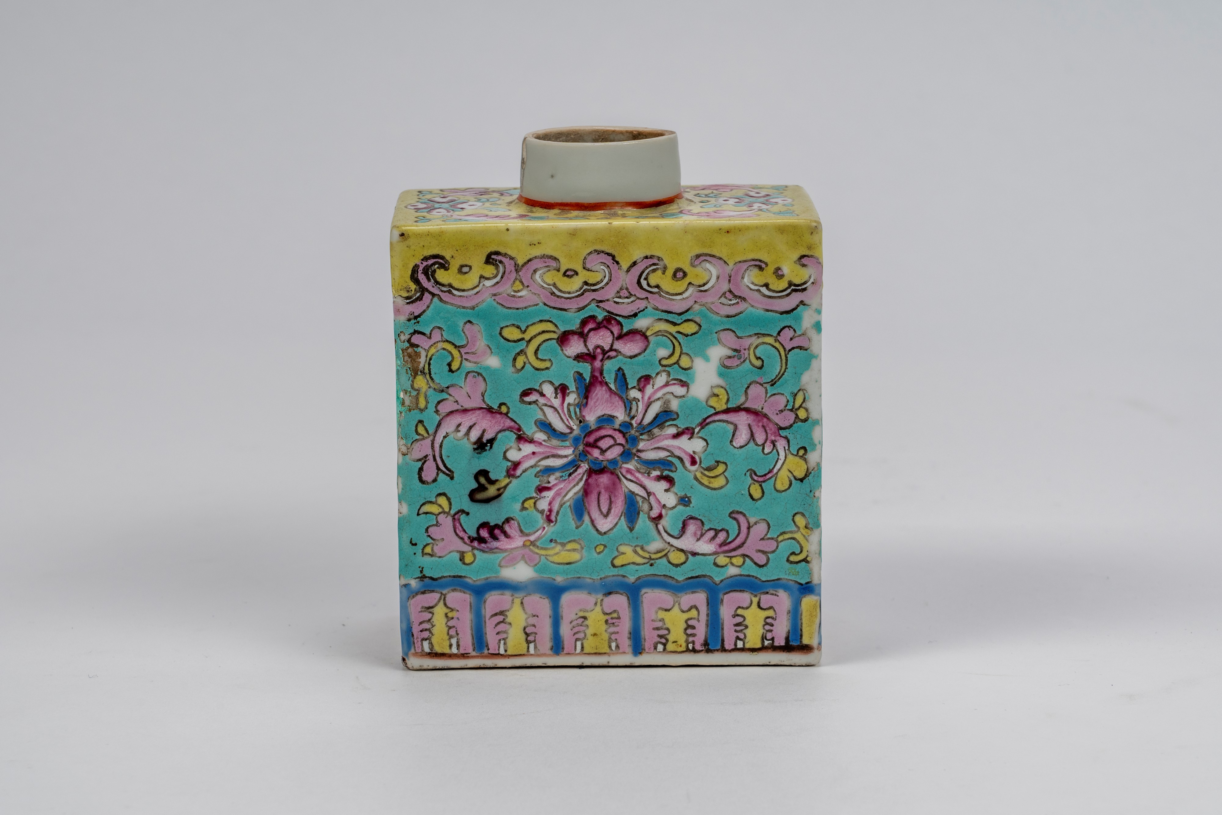 Piccolo contenitore per tè in porcellana famille rose a corpo prismatico, Cina, dinastia Qing, XV...