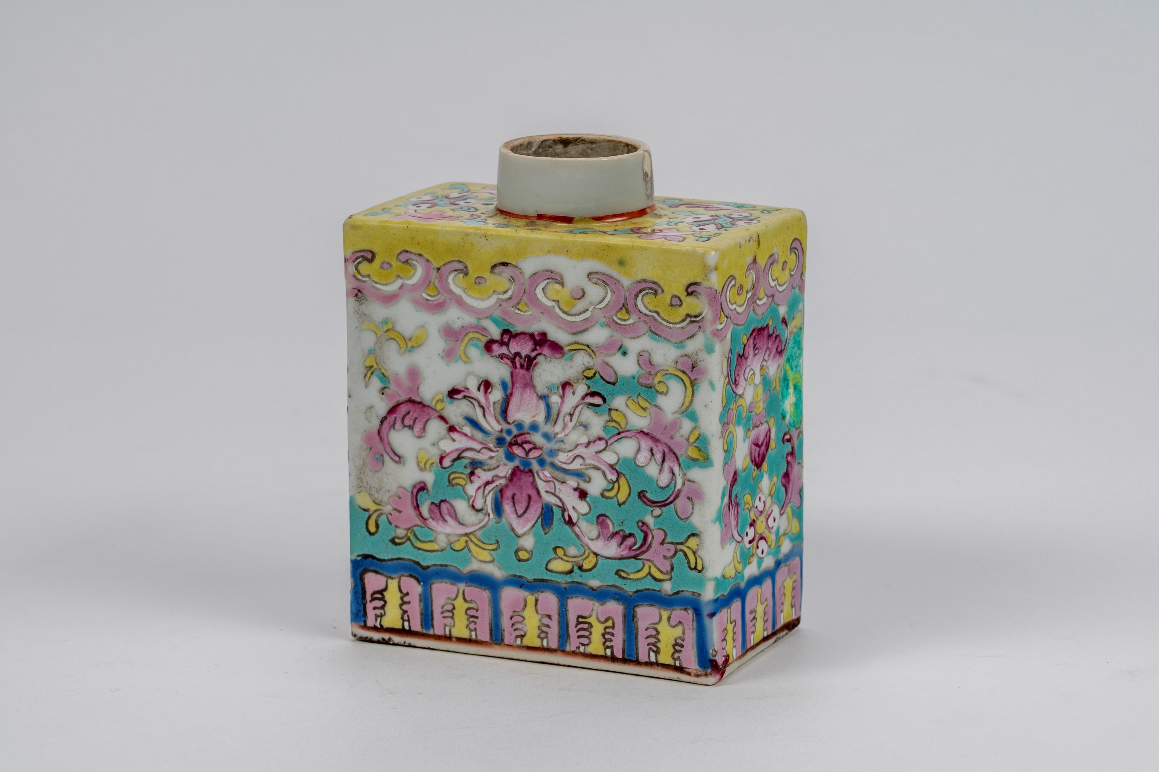 Piccolo contenitore per tè in porcellana famille rose a corpo prismatico, Cina, dinastia Qing, XV...