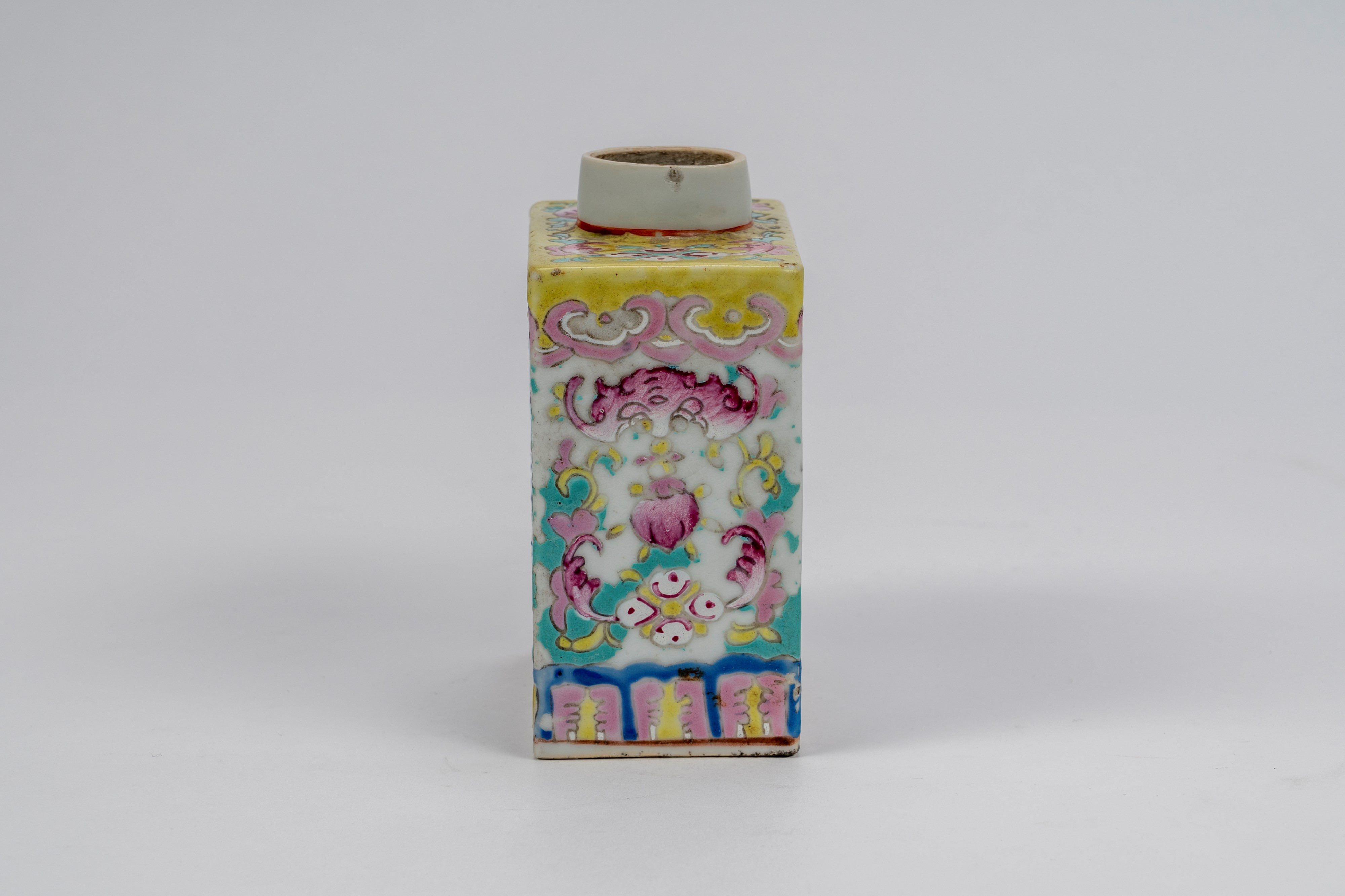 Piccolo contenitore per tè in porcellana famille rose a corpo prismatico, Cina, dinastia Qing, XV...