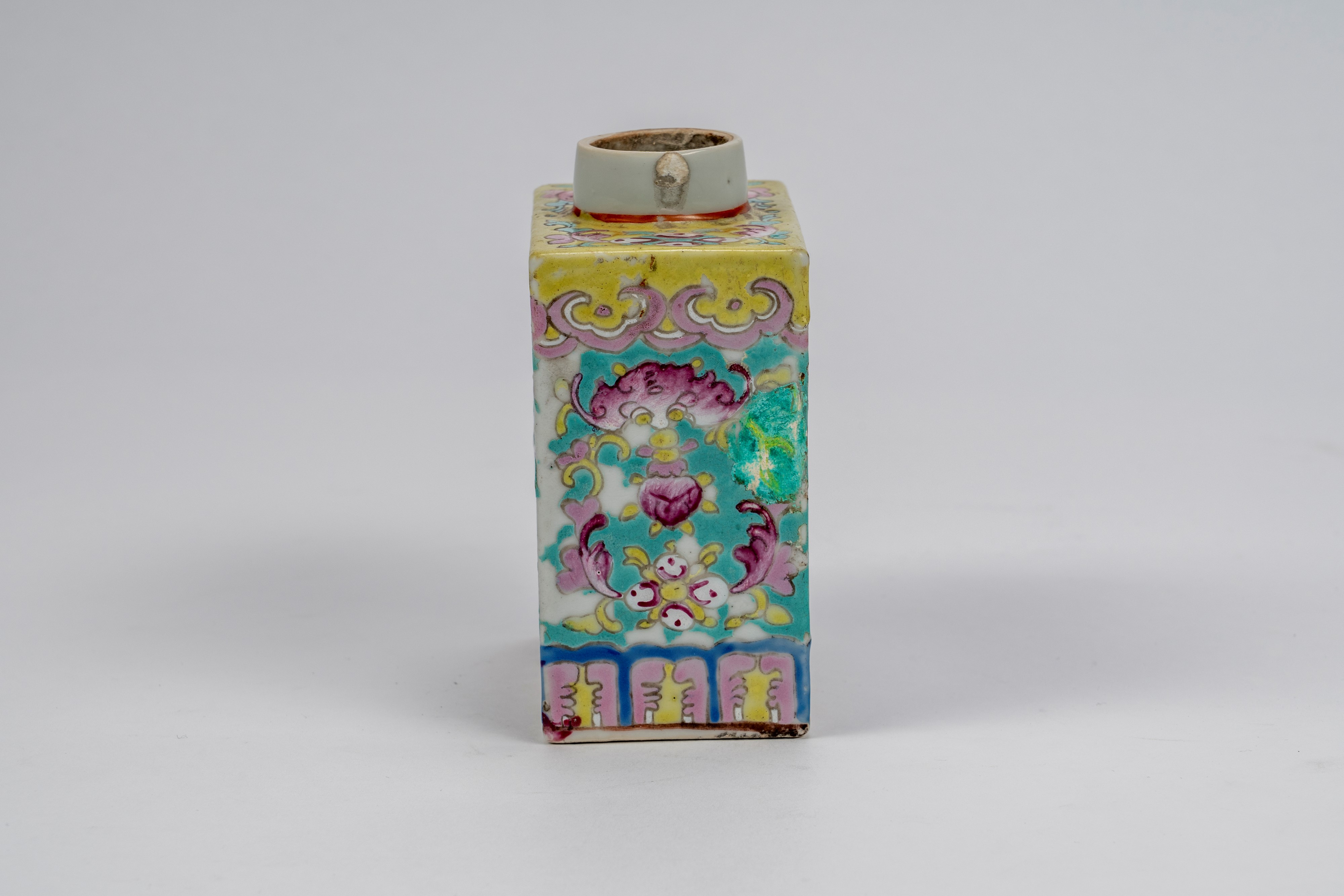 Piccolo contenitore per tè in porcellana famille rose a corpo prismatico, Cina, dinastia Qing, XV...