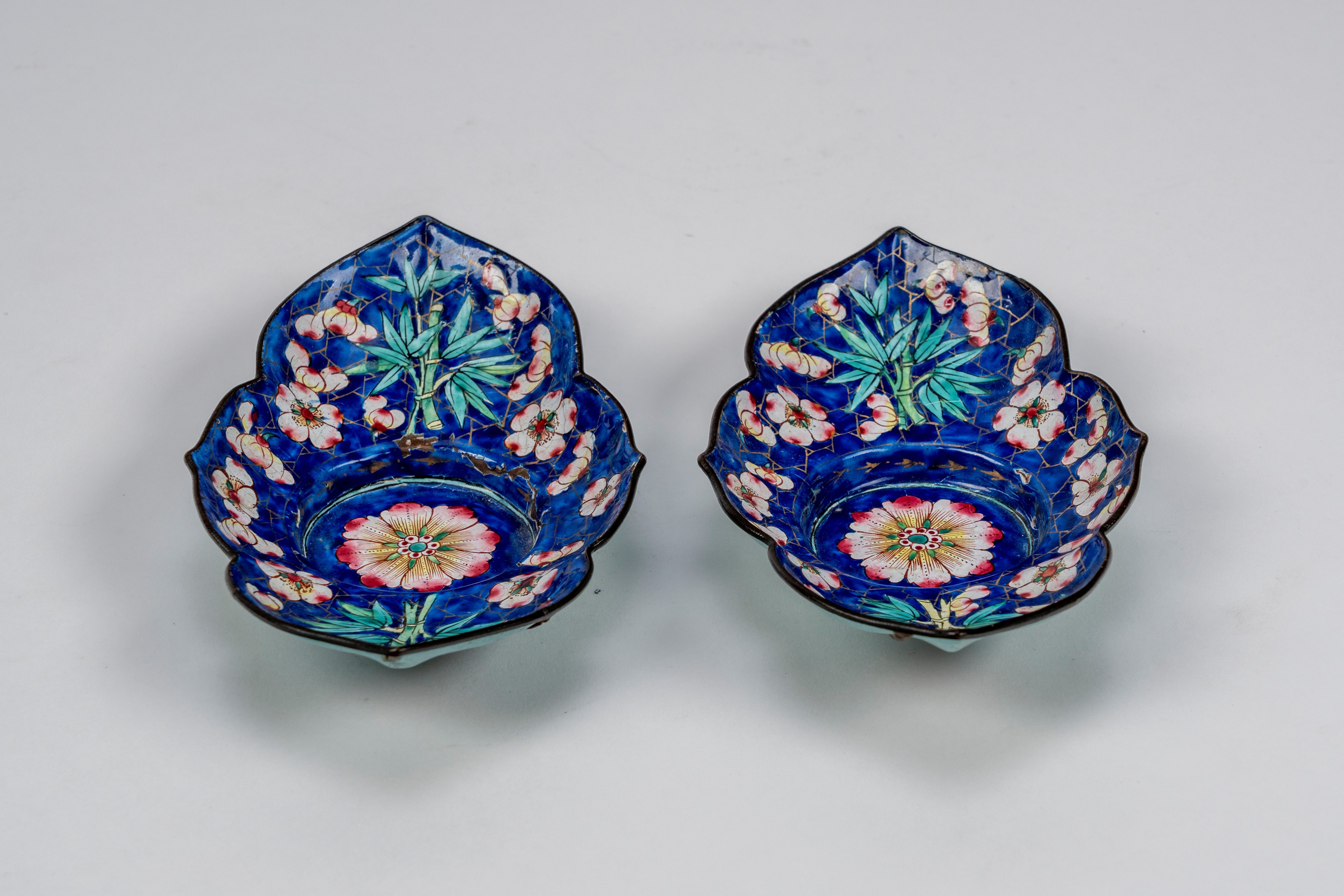 Coppia di piccole ciotole polilobate a smalti Canton, Cina XIX secolo