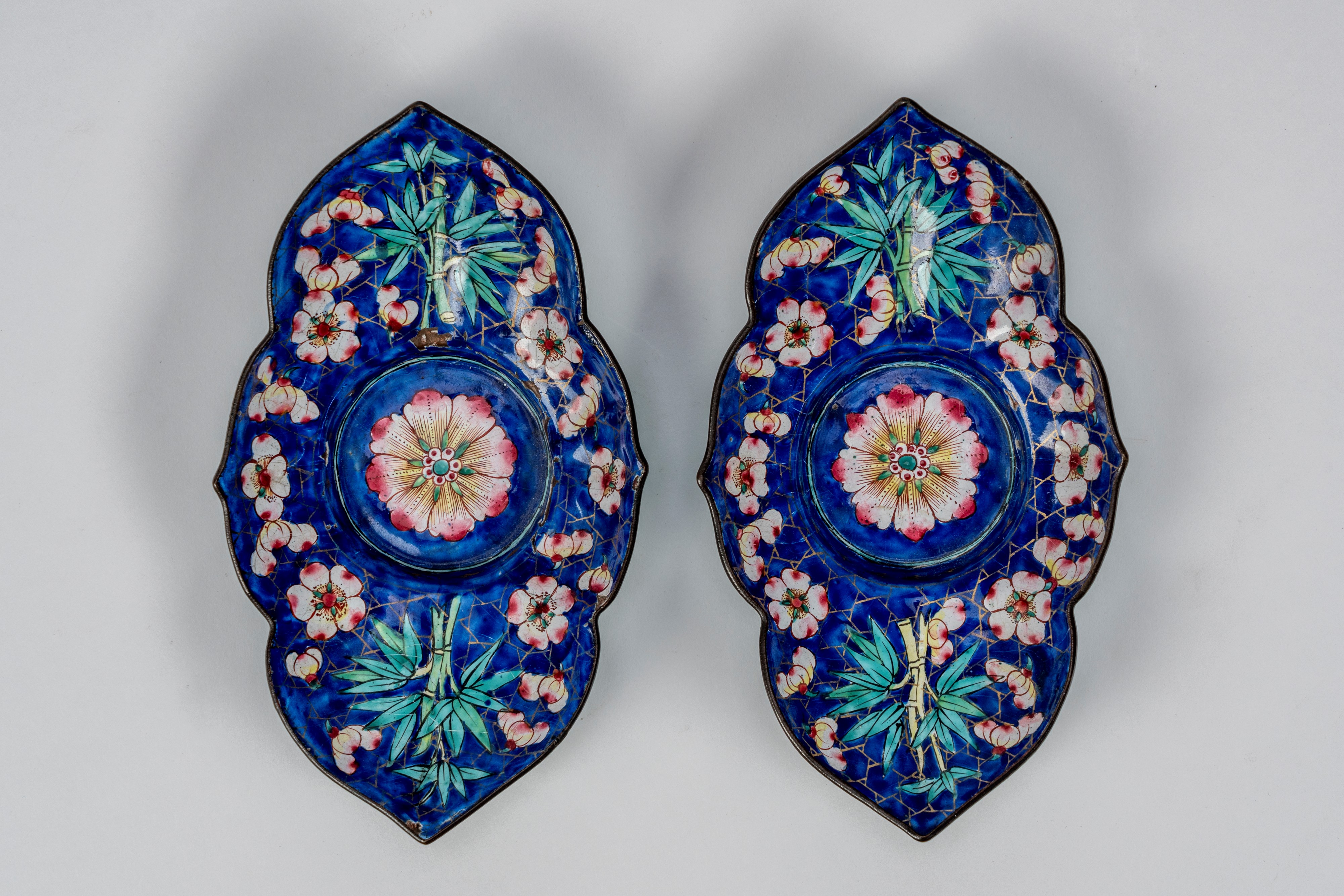 Coppia di piccole ciotole polilobate a smalti Canton, Cina XIX secolo