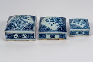 Gruppo di tre scatole porta inchiostro in porcellana bianca e blu, Cina, XIX secolo