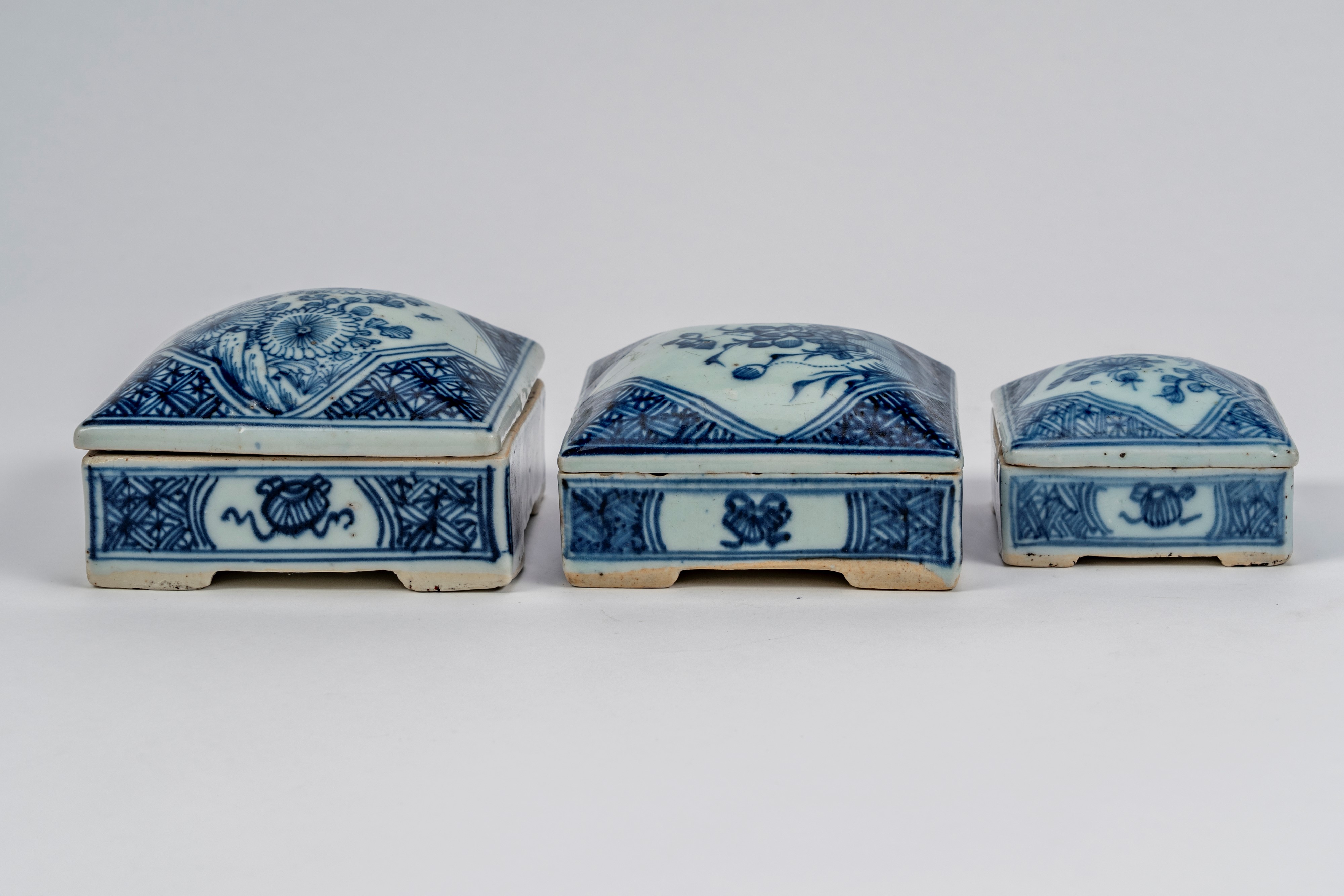 Gruppo di tre scatole porta inchiostro in porcellana bianca e blu, Cina, XIX secolo