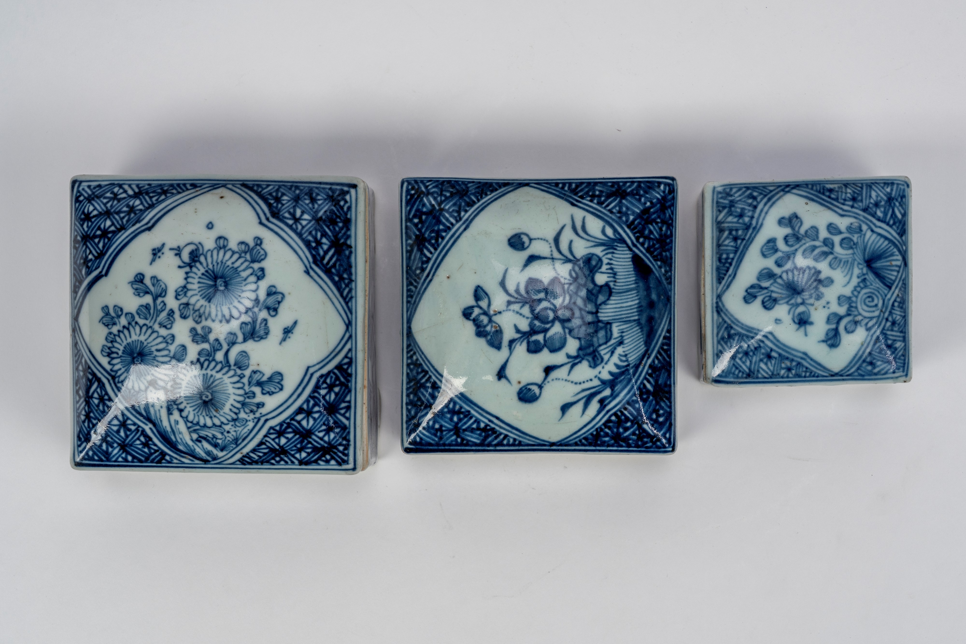 Gruppo di tre scatole porta inchiostro in porcellana bianca e blu, Cina, XIX secolo