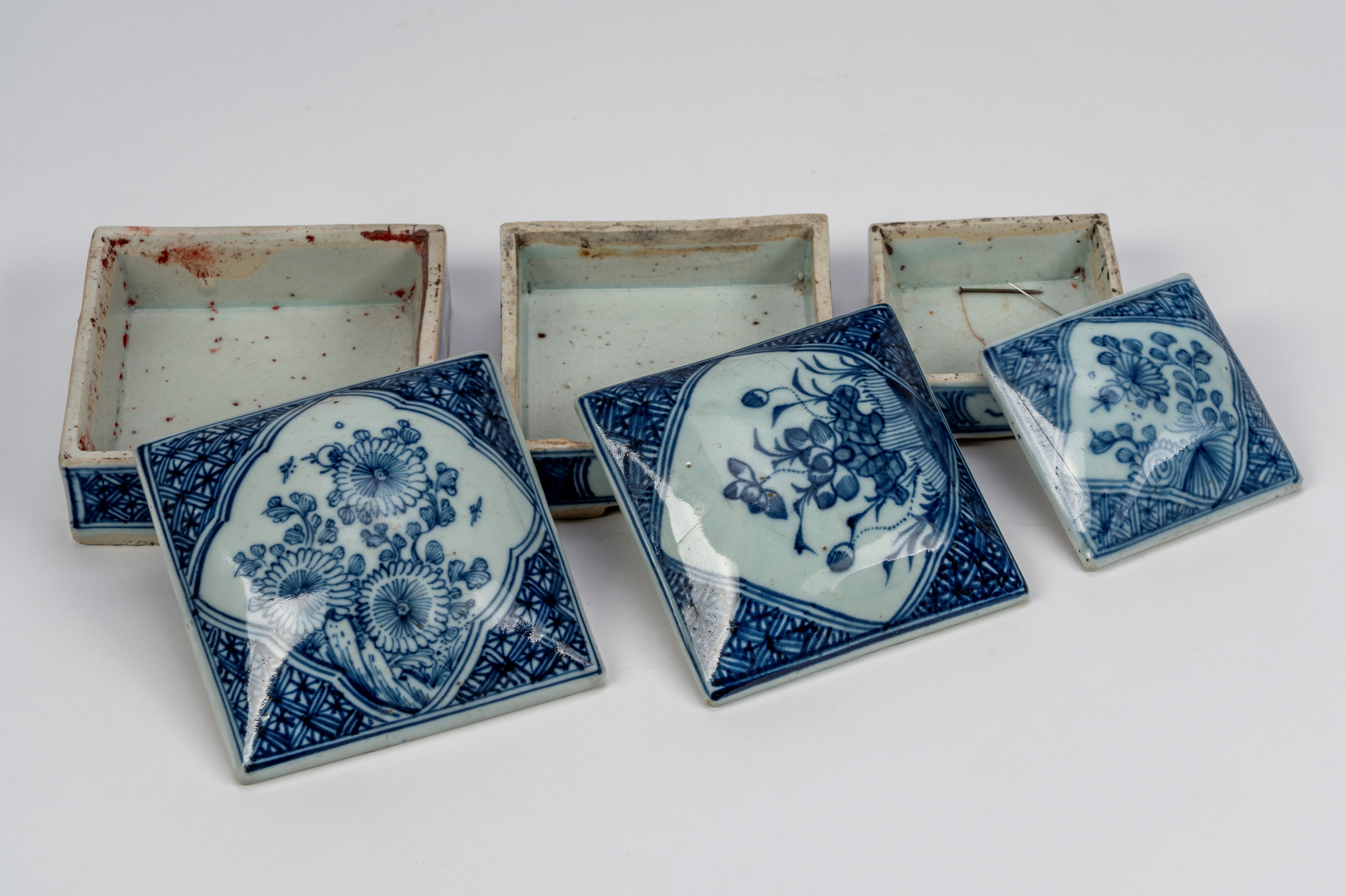 Gruppo di tre scatole porta inchiostro in porcellana bianca e blu, Cina, XIX secolo