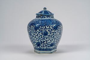 Vaso esagonale a costole con coperchio in porcellana bianco-blu con scene di uccelli e paesaggio Cina, dinastia Ming&ndash;Qing, XVII secolo