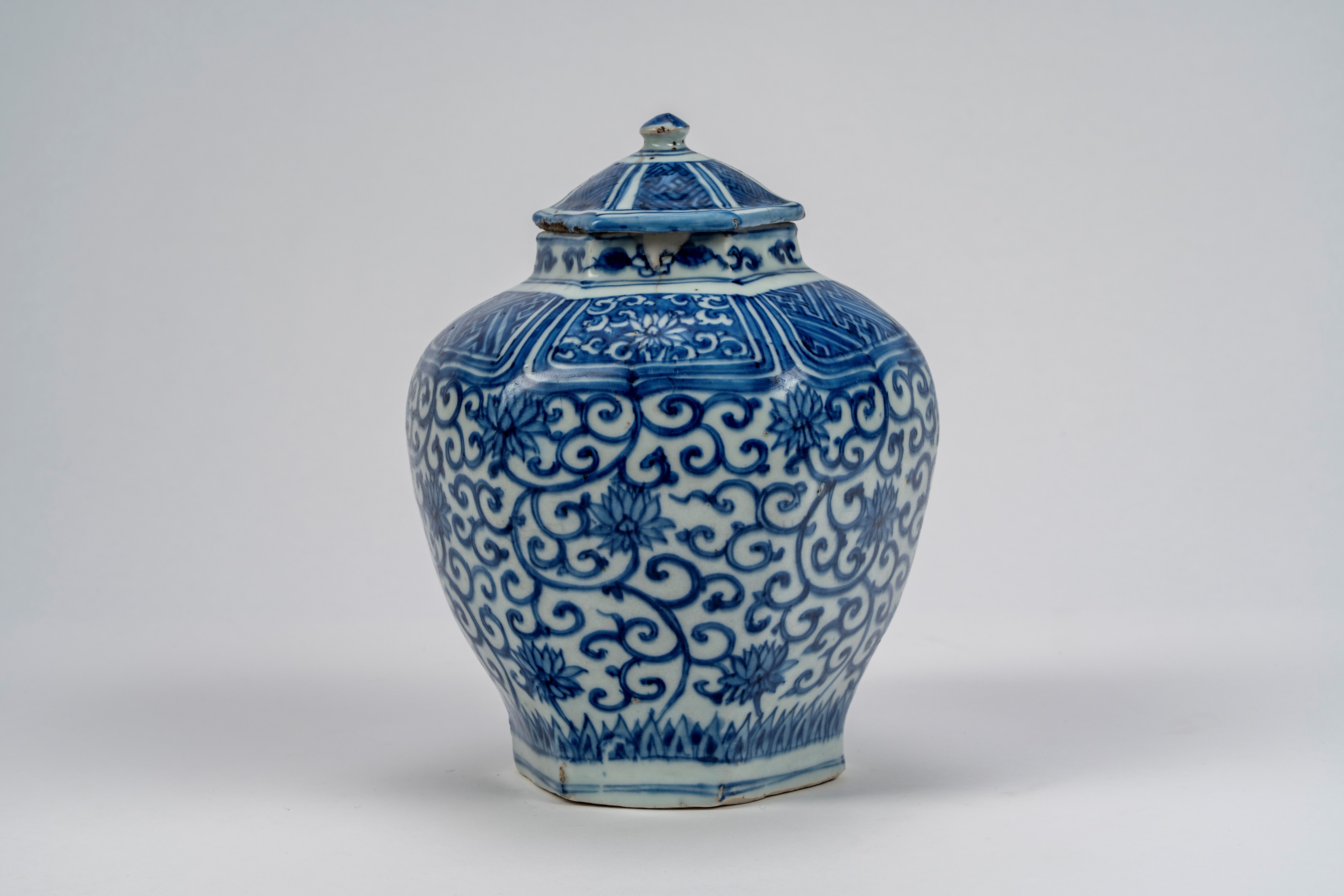 Vaso esagonale a costole con coperchio in porcellana bianco-blu con scene di uccelli e paesaggio ...