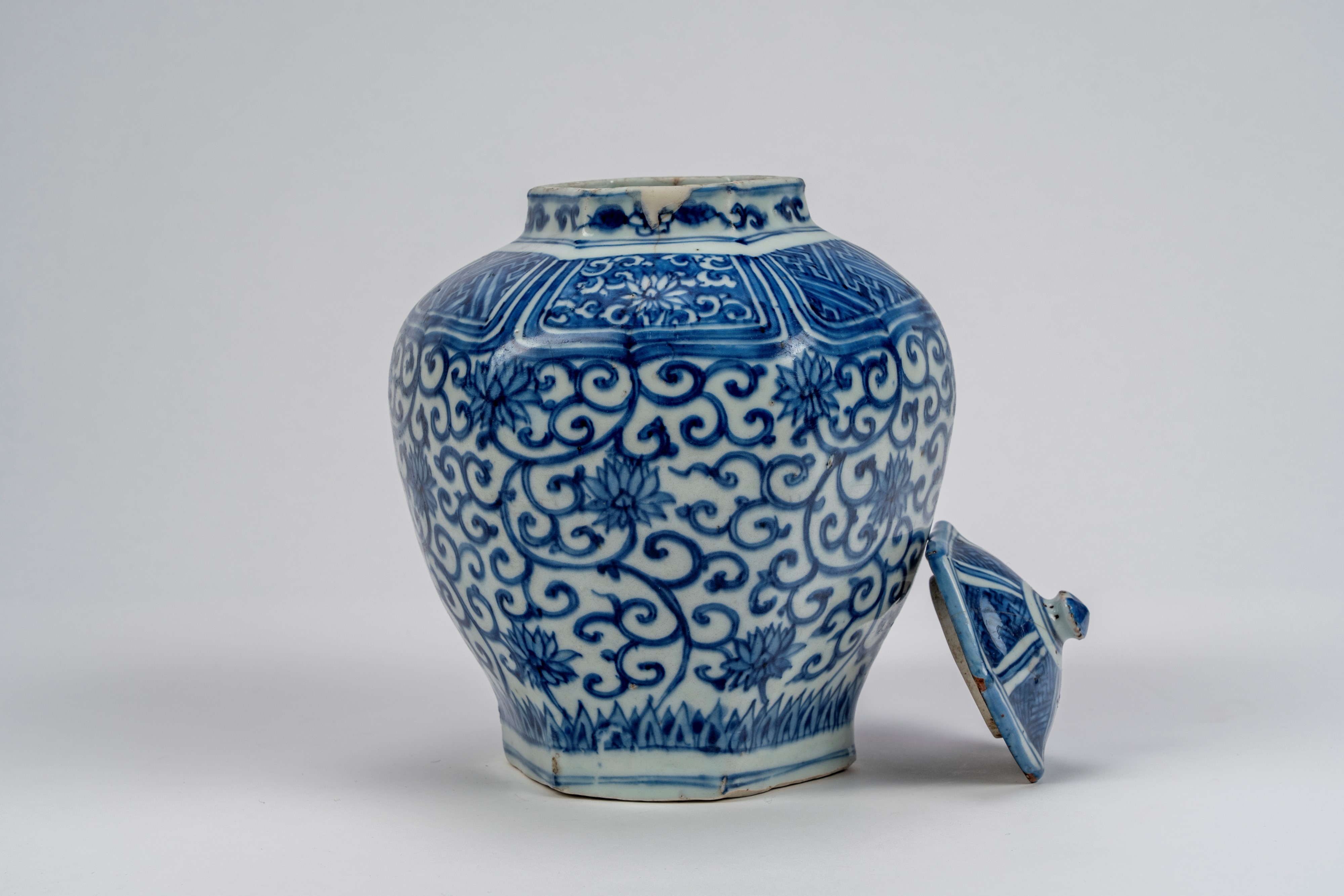 Vaso esagonale a costole con coperchio in porcellana bianco-blu con scene di uccelli e paesaggio ...