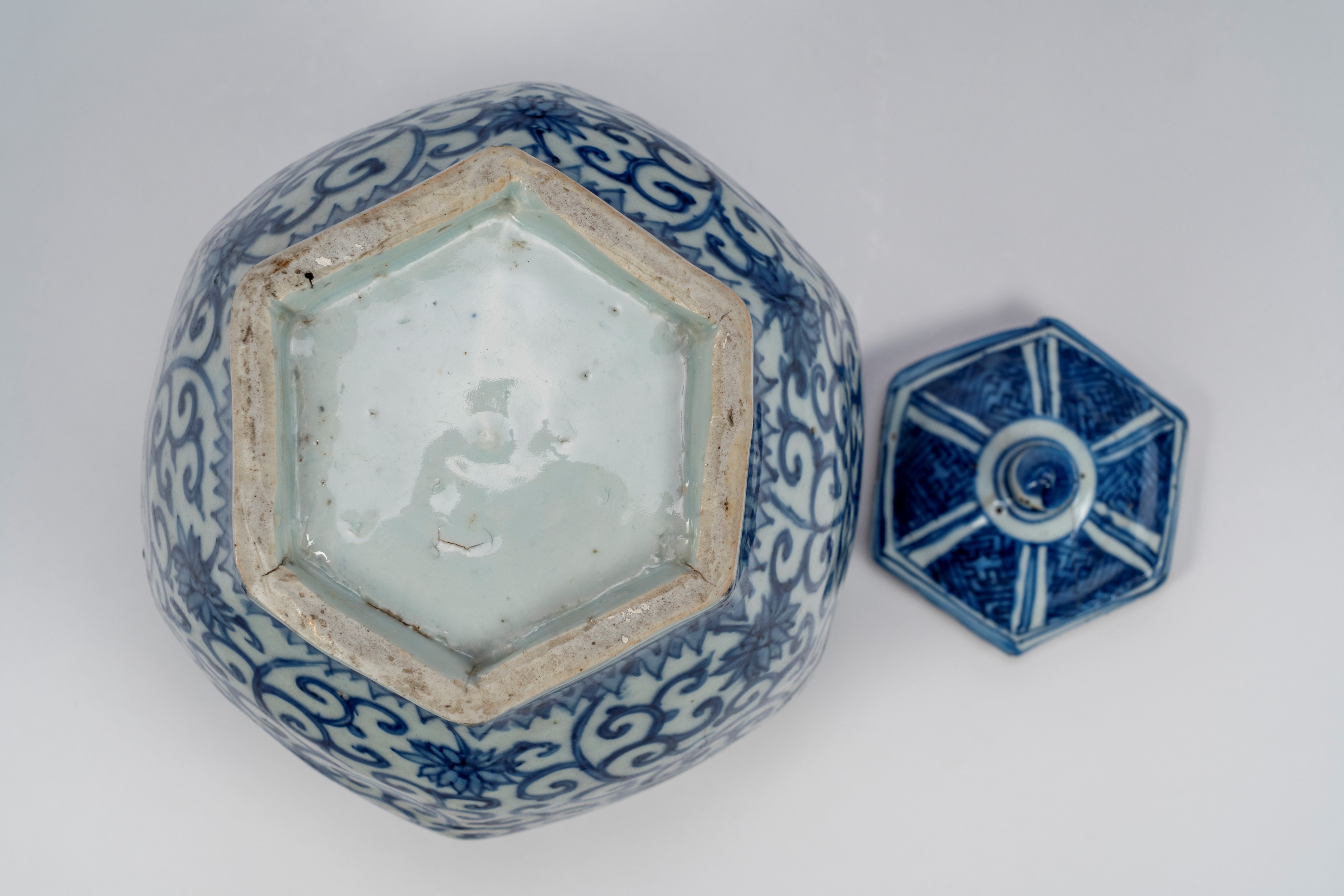 Vaso esagonale a costole con coperchio in porcellana bianco-blu con scene di uccelli e paesaggio ...