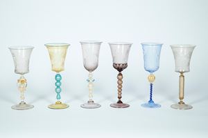 Set di sei calici in vetro di Murano policromo incisi a figure classiche. Secolo XX