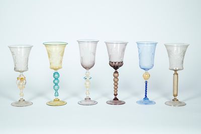 Set di Sei Calici in Vetro di Murano Policromo Incisi a Figure Classiche. Secolo XX