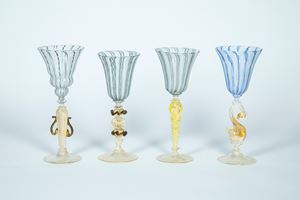 Quattro calici in vetro di Murano soffiato trasparente e policromo decorato a zanfirico e foglia d'oro, secolo XX