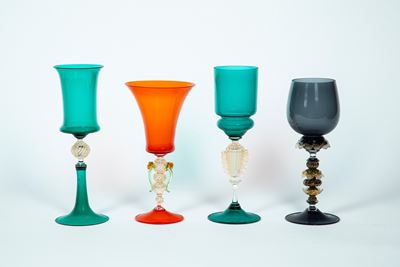 Quattro Calici a Stelo Alto Policromi con Decoro a Foglia Oro, XX Secolo