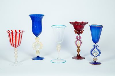 Cinque Calici in Vetro Soffiato Trasparente e Policromo Blu e Rosso, con Dorature. Manifatture Di...