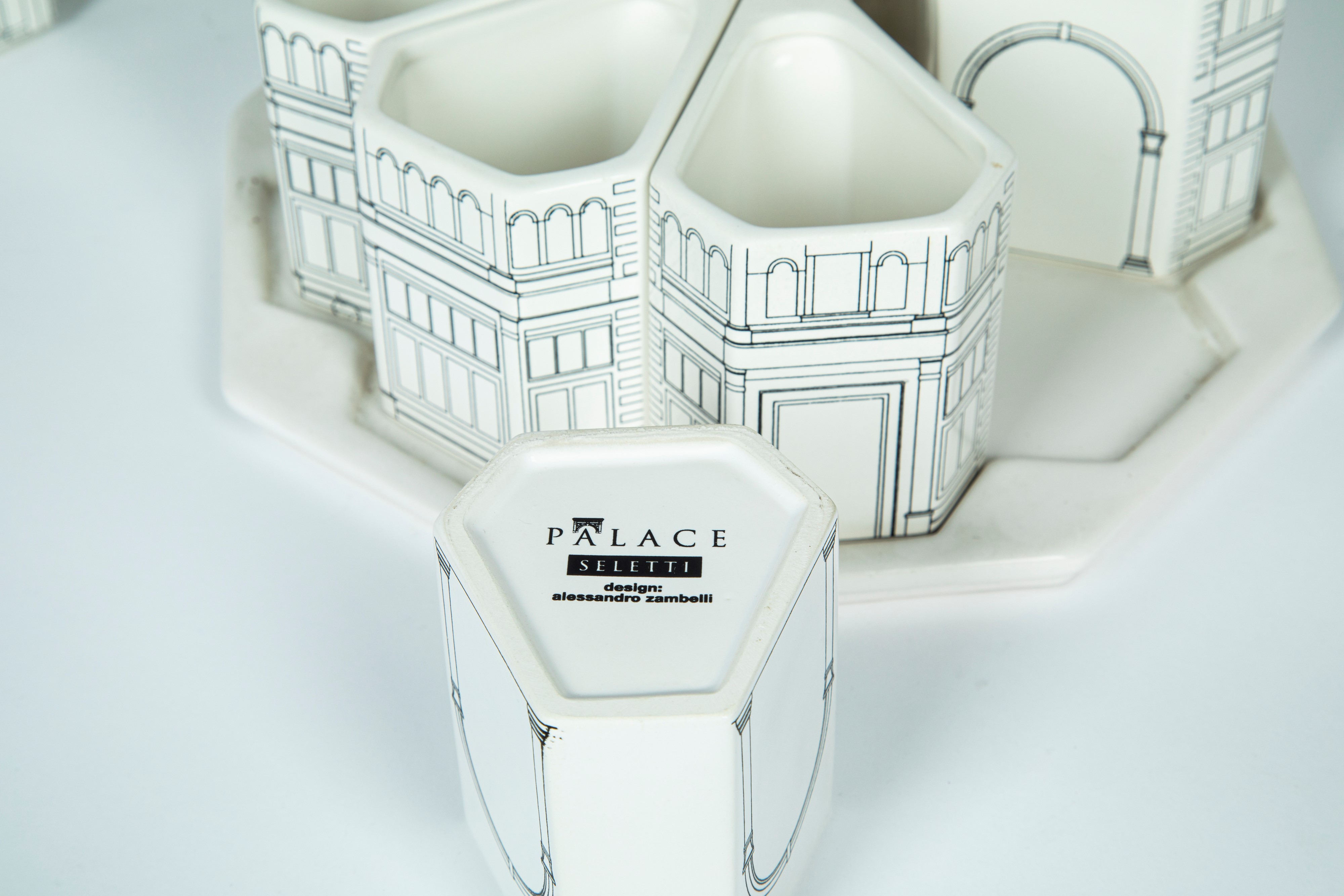 Seletti “Palace” – Servizio da tavola da sei architettonico in porcellana di Limoges, Designer Se...