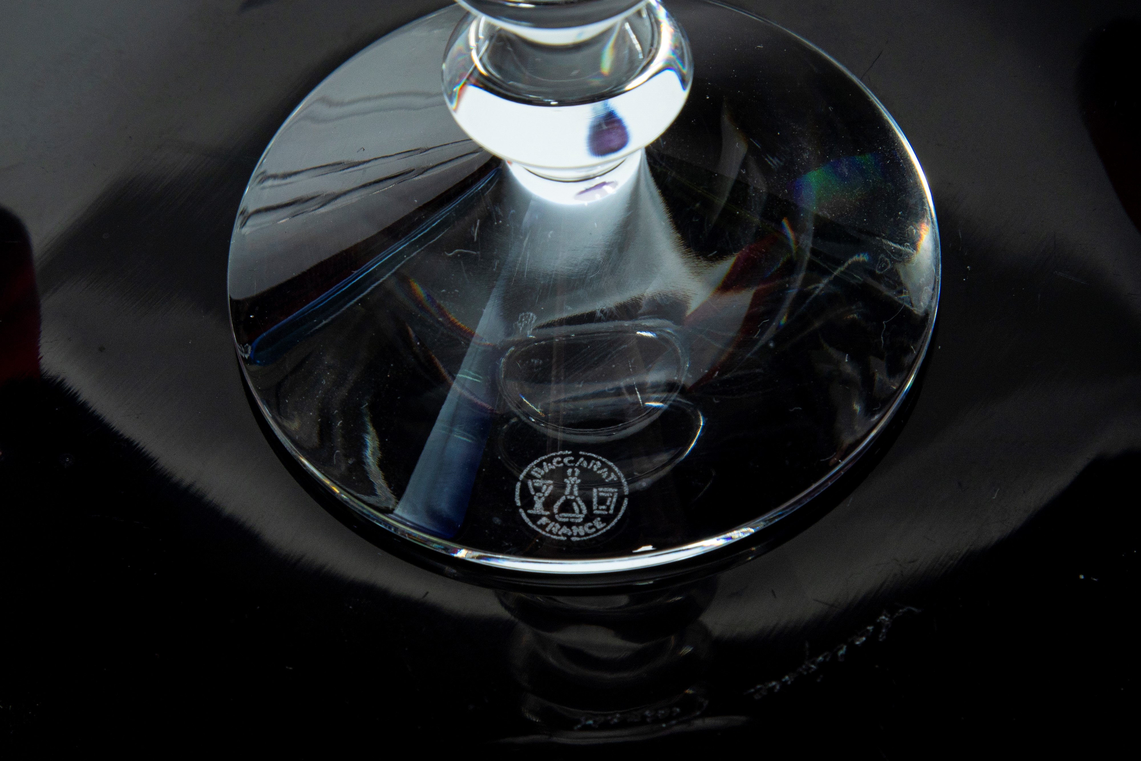 Baccarat, France. Set di otto calici modello Vega in cristallo trasparente e policromo. Designer ...