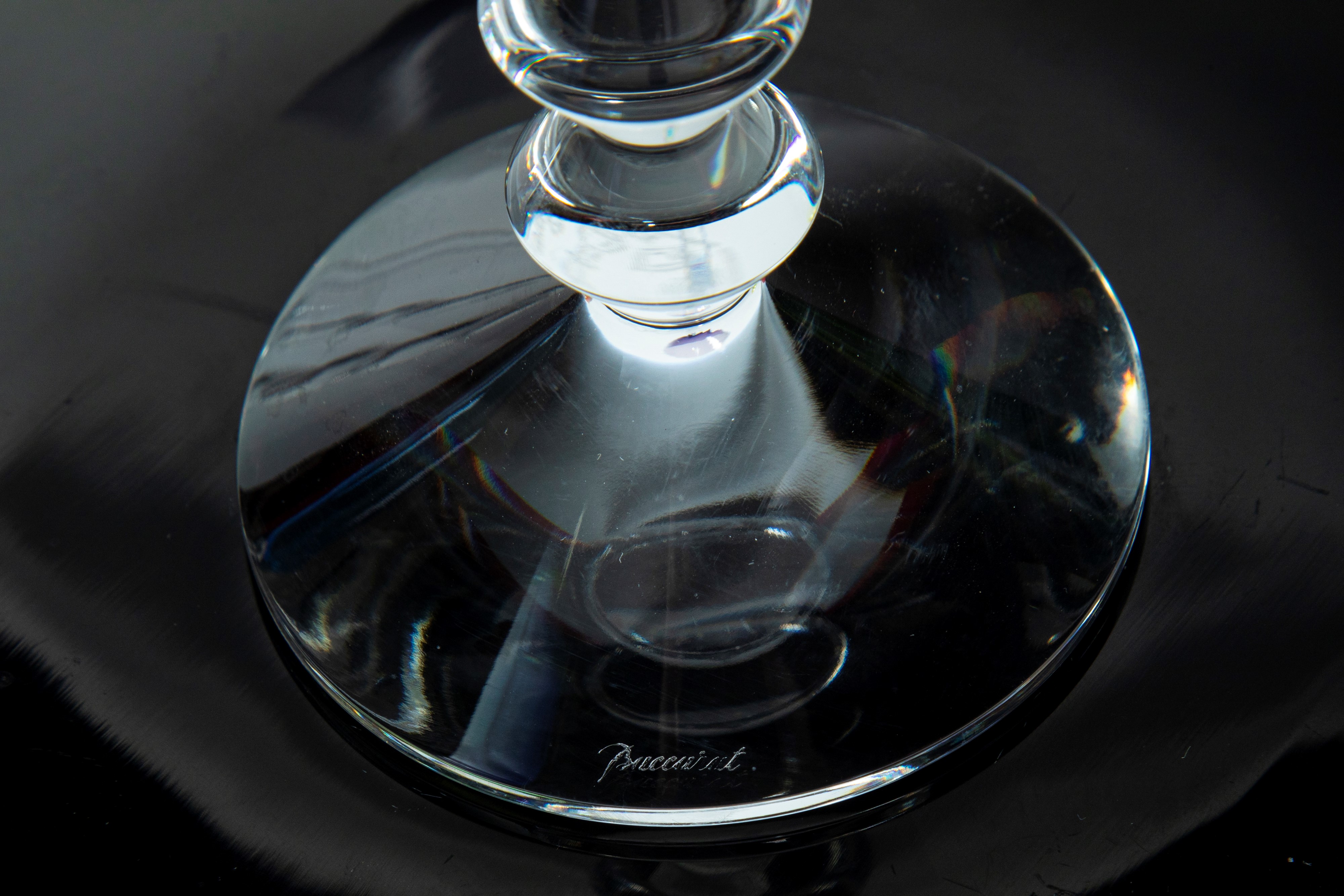 Baccarat, France. Set di otto calici modello Vega in cristallo trasparente e policromo. Designer ...