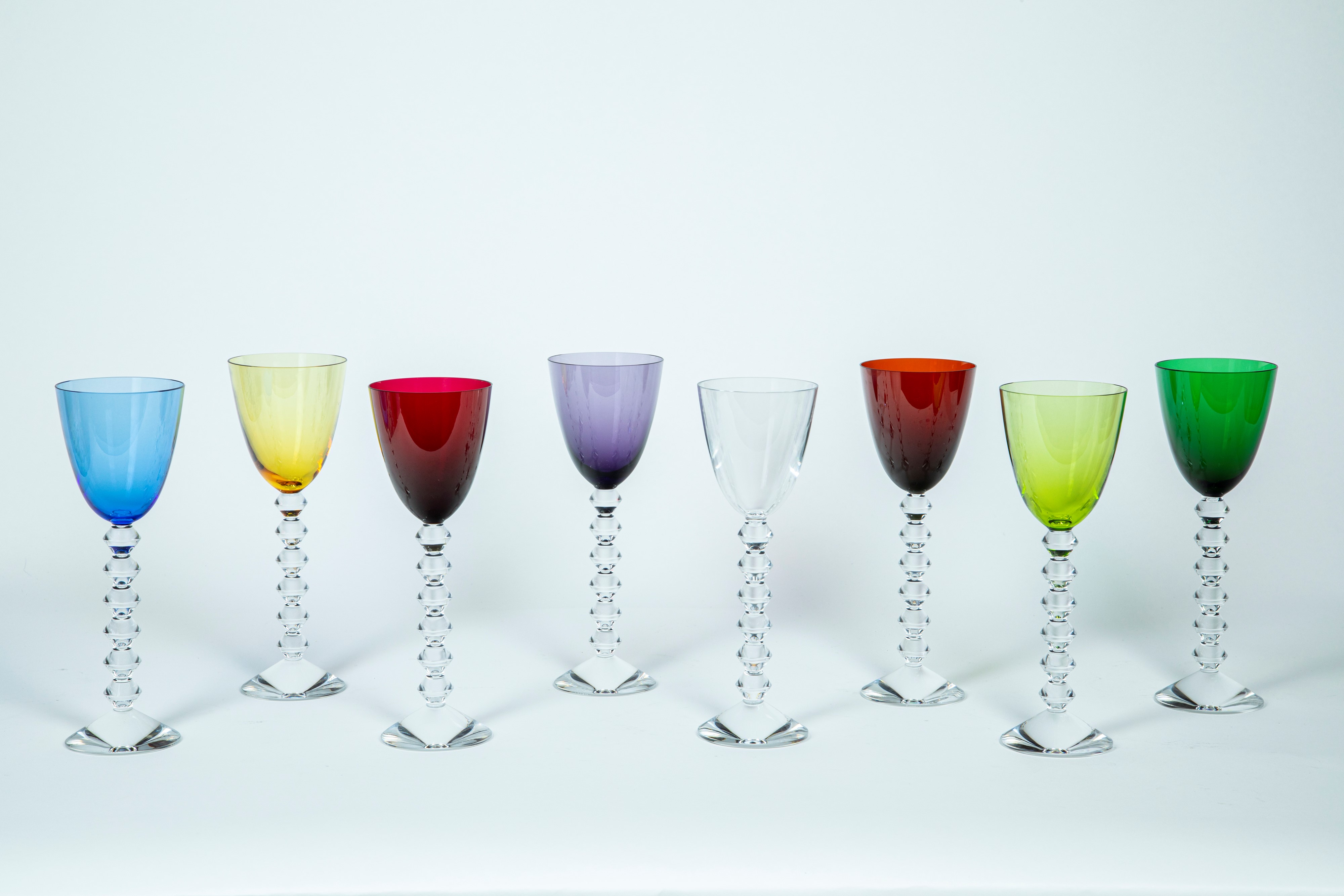 Baccarat, France. Set di otto calici modello Vega in cristallo trasparente e policromo. Designer ...