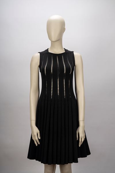Mini abito in cotone elasticizzato nero con lavorazioni a trafori verticali